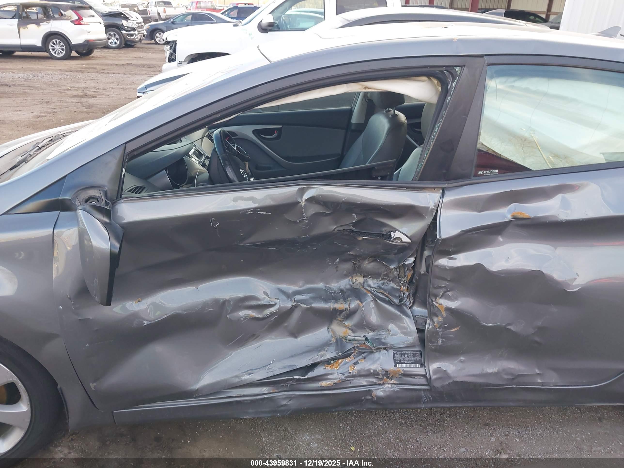 HYUNDAI ELANTRA image 6