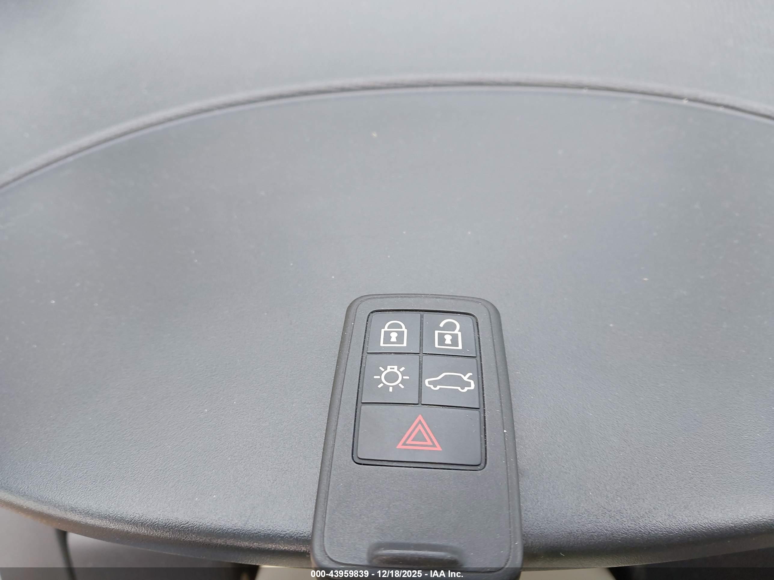 VOLVO XC60 image 11
