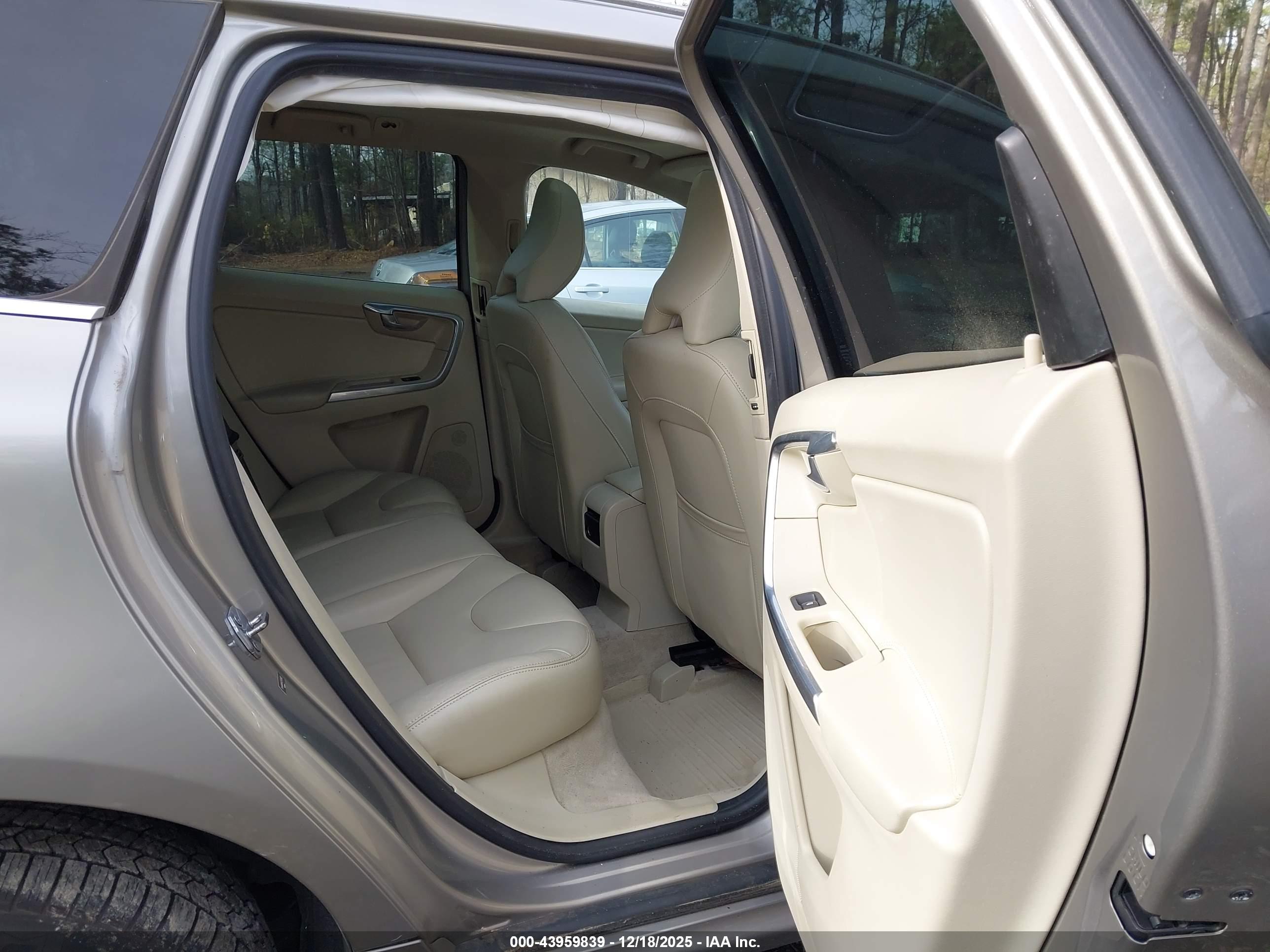 VOLVO XC60 image 8