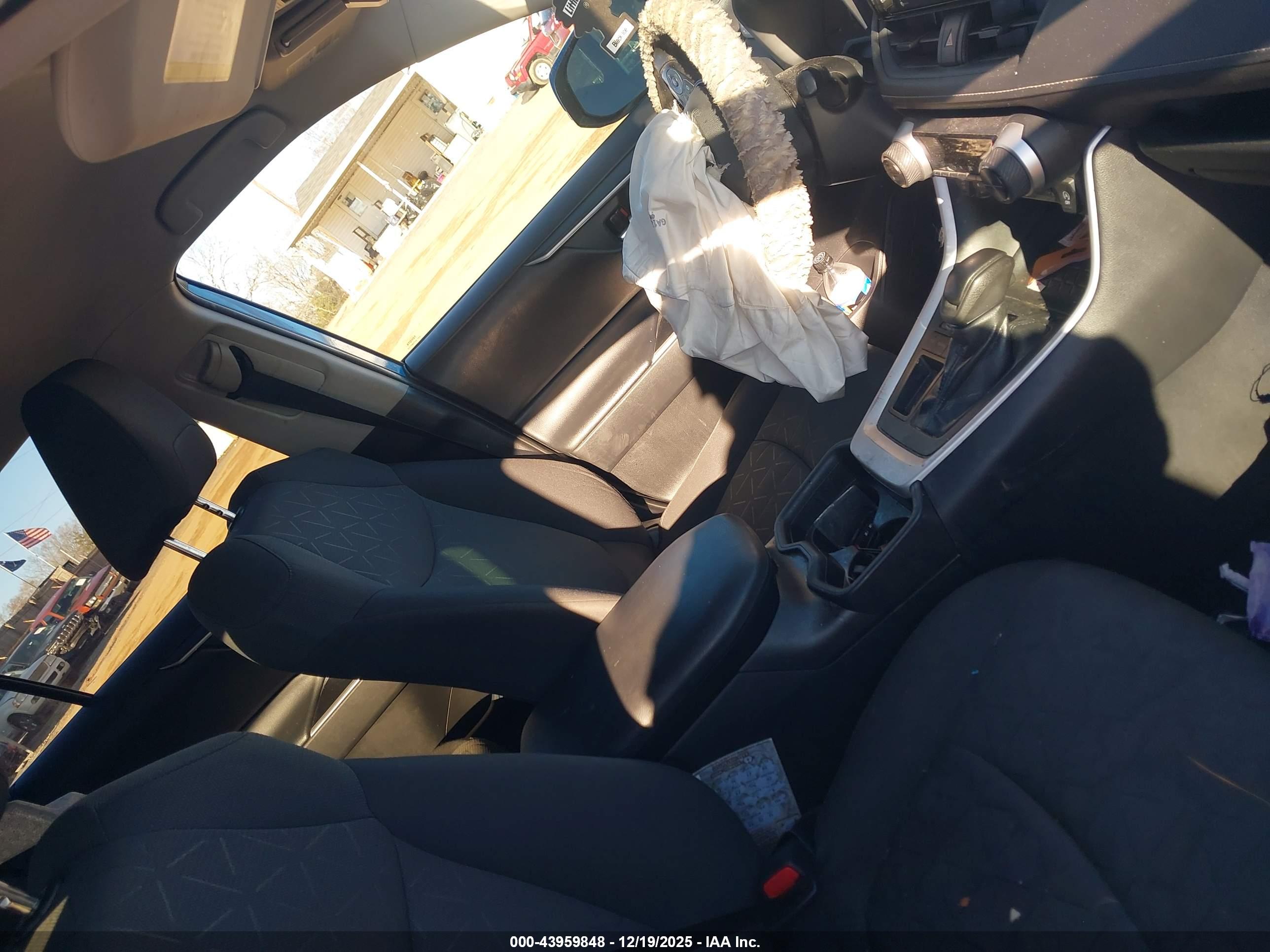 TOYOTA RAV4 image 5