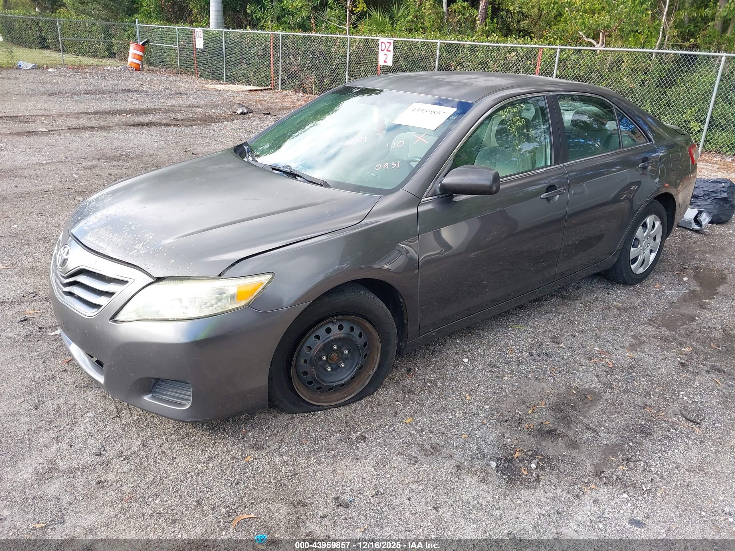 TOYOTA CAMRY image 2