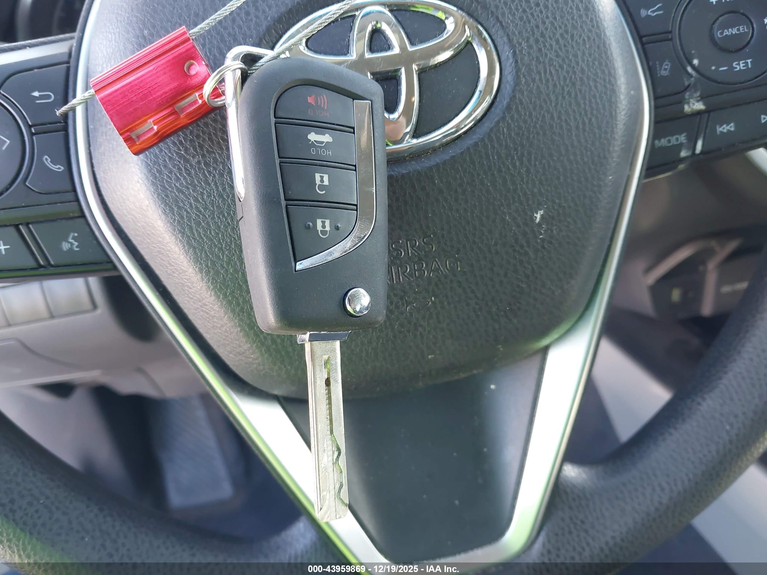 TOYOTA CAMRY image 11