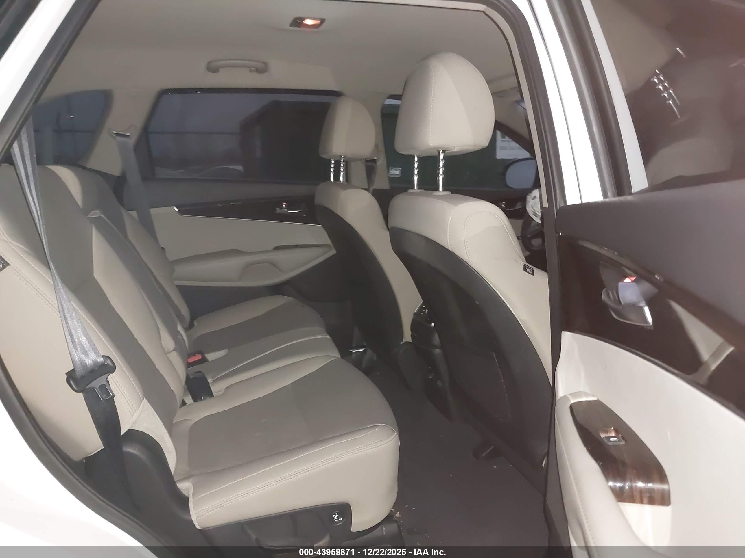 KIA SORENTO image 8