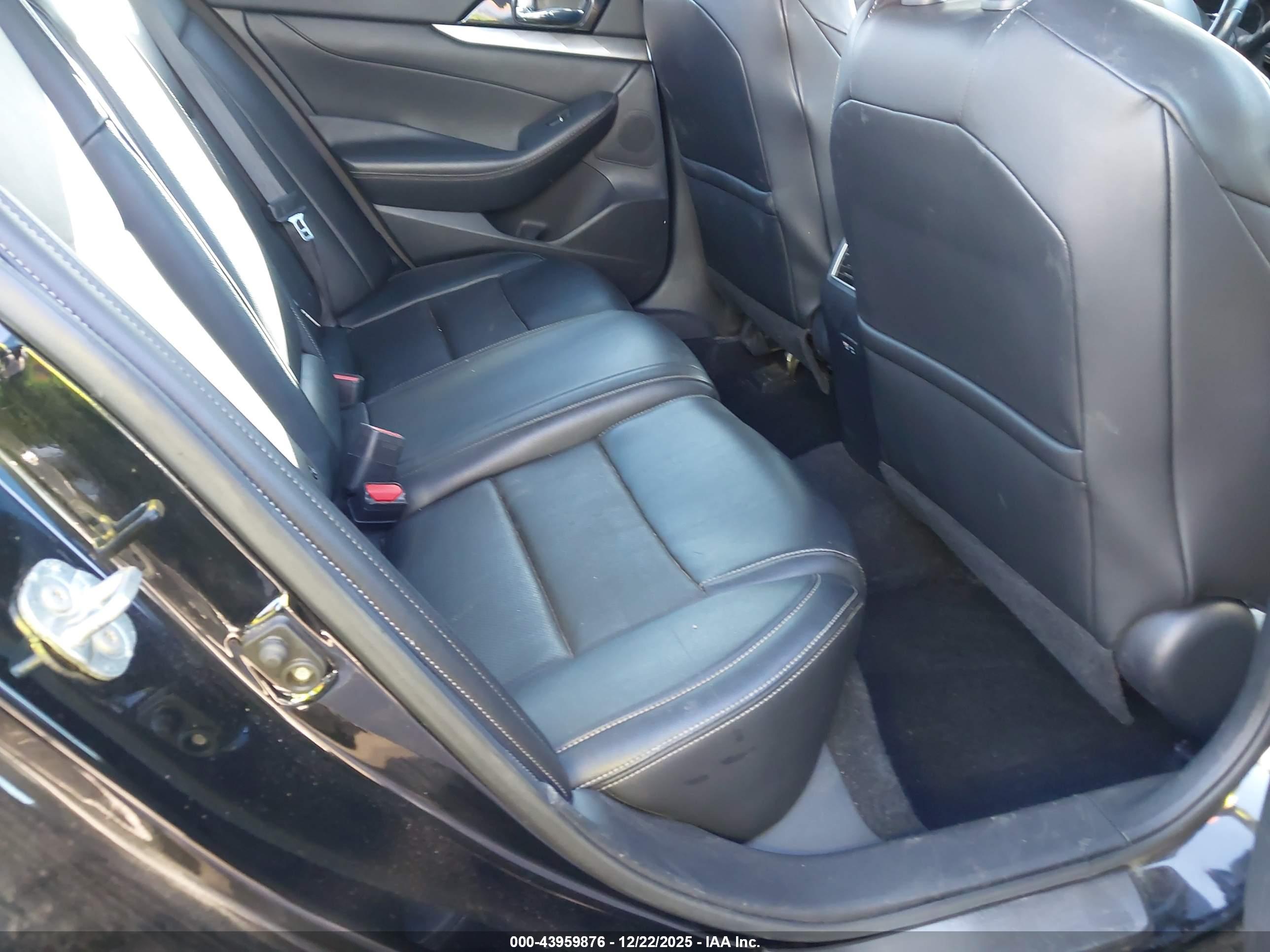 NISSAN MAXIMA image 8
