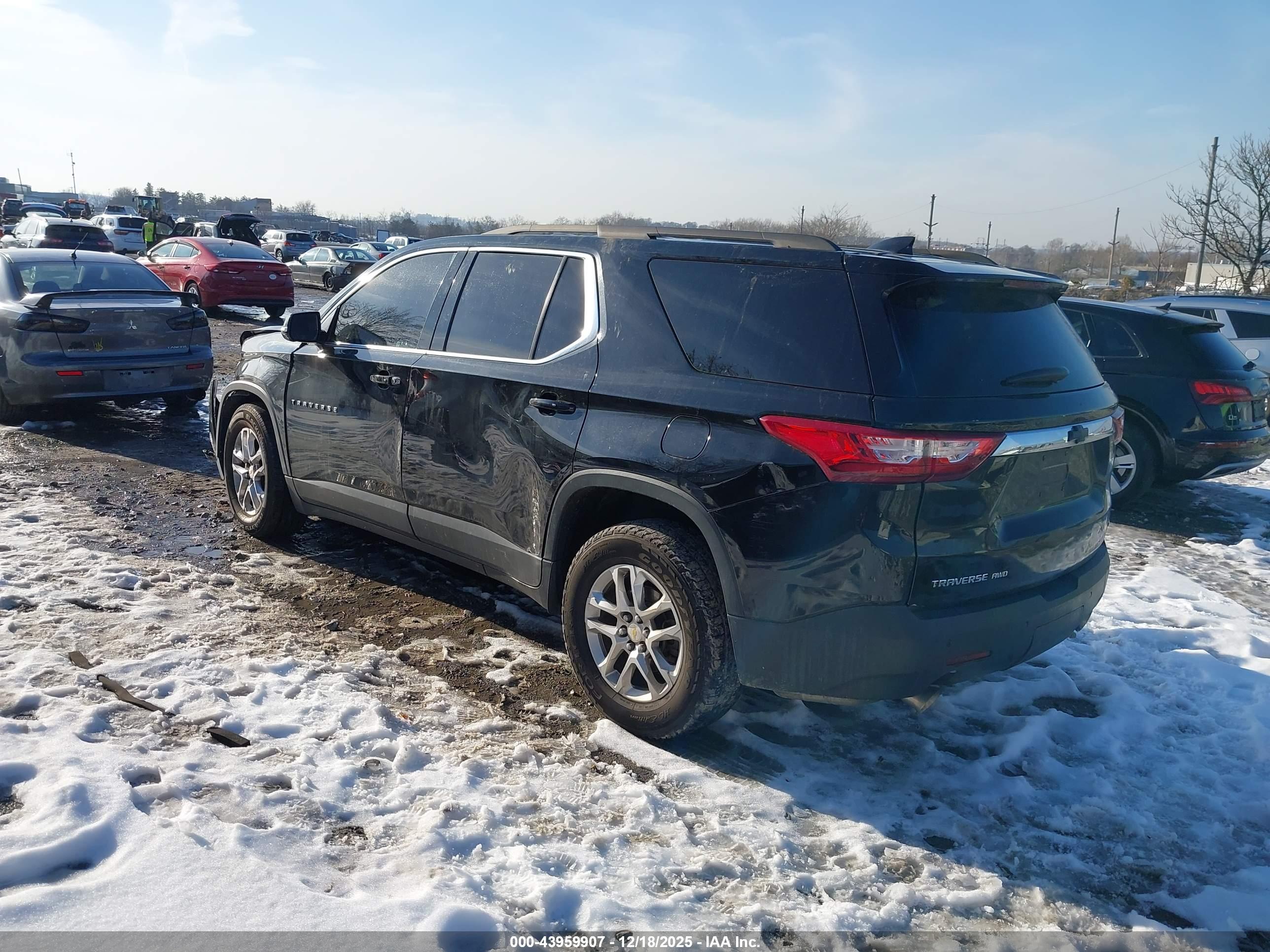 CHEVROLET TRAVERSE image 3