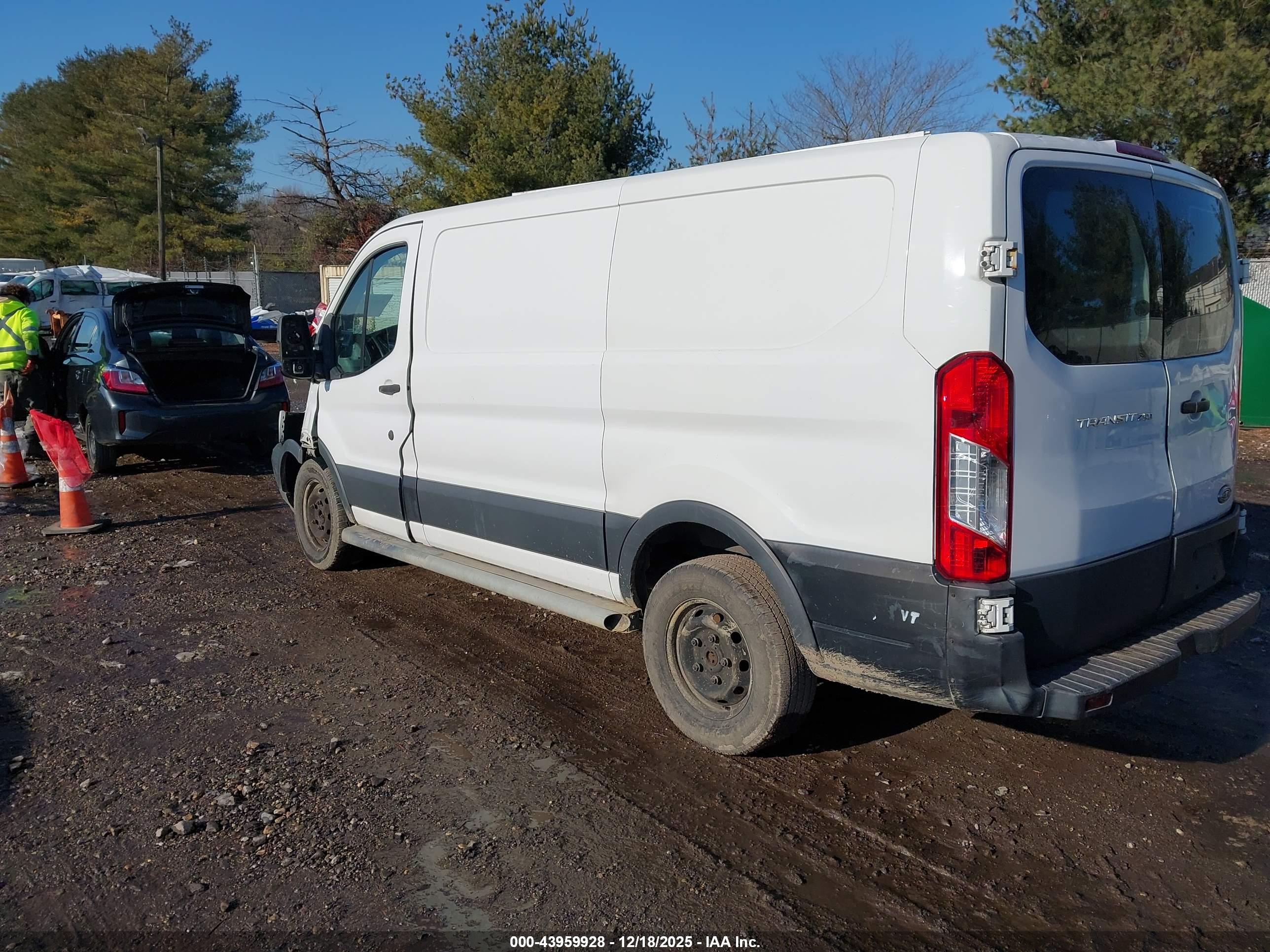 FORD TRANSIT-250 image 3