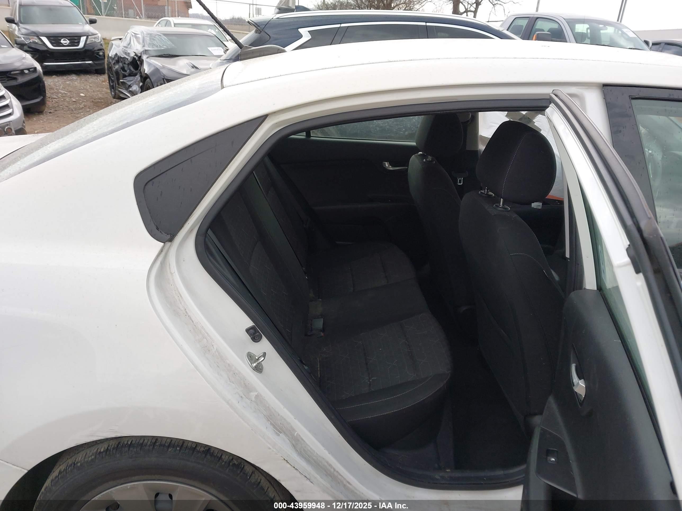 KIA RIO image 8
