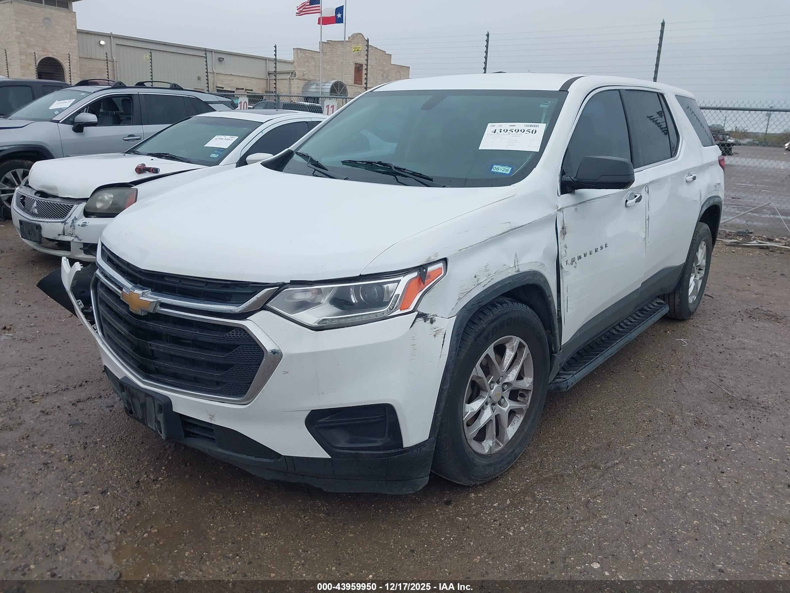 CHEVROLET TRAVERSE image 2