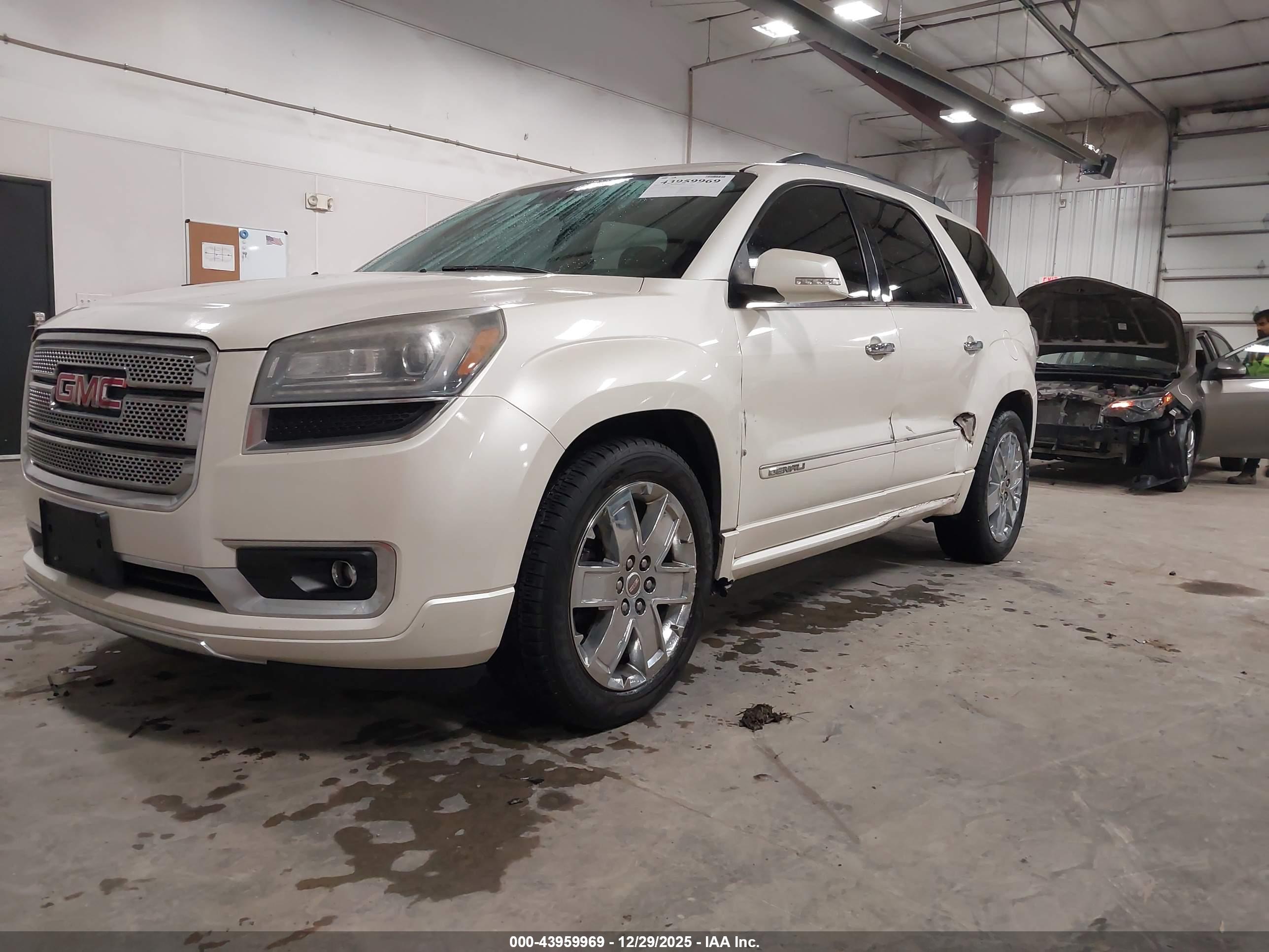 GMC ACADIA image 2