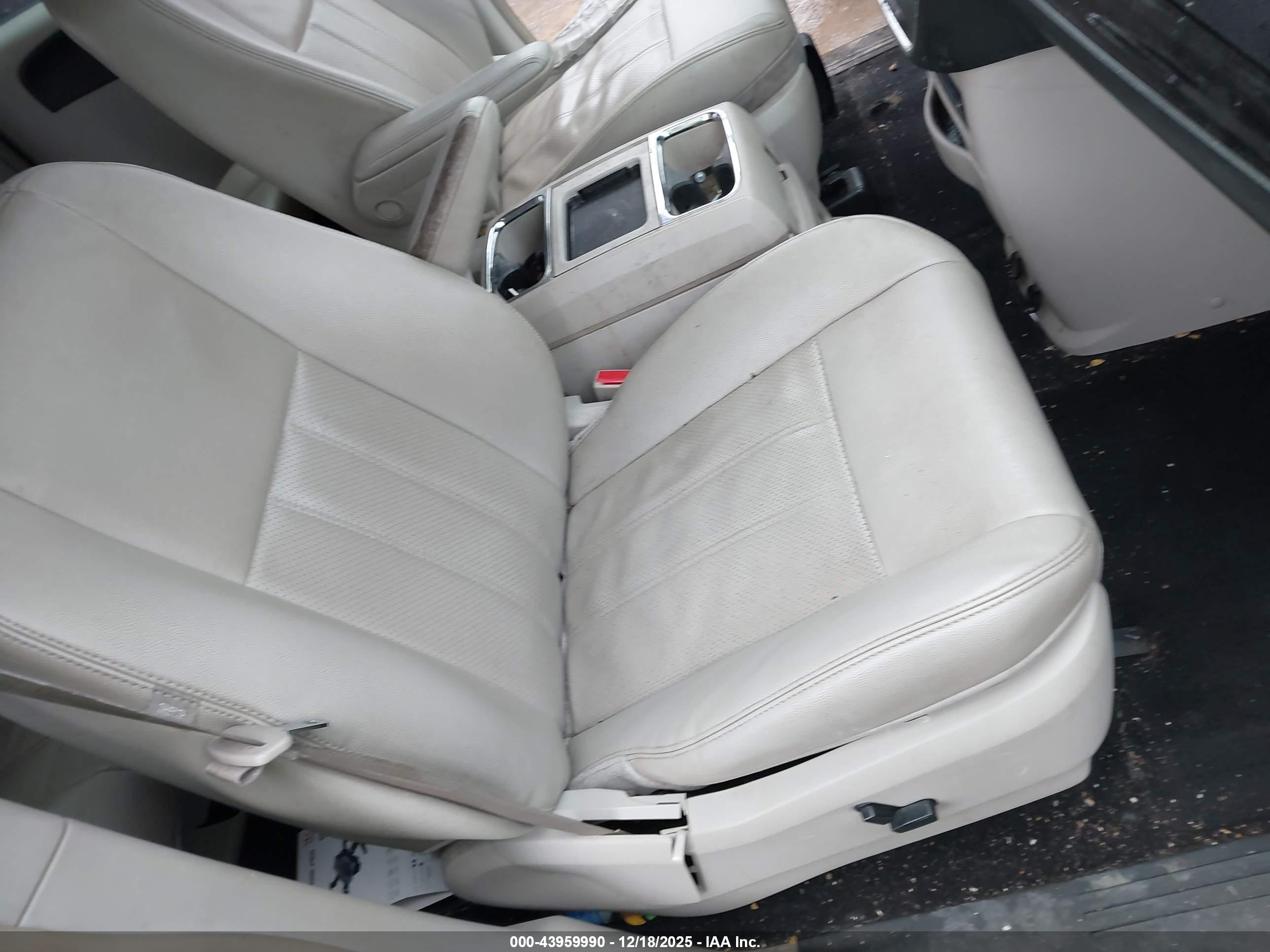 CHRYSLER TOWN image 5