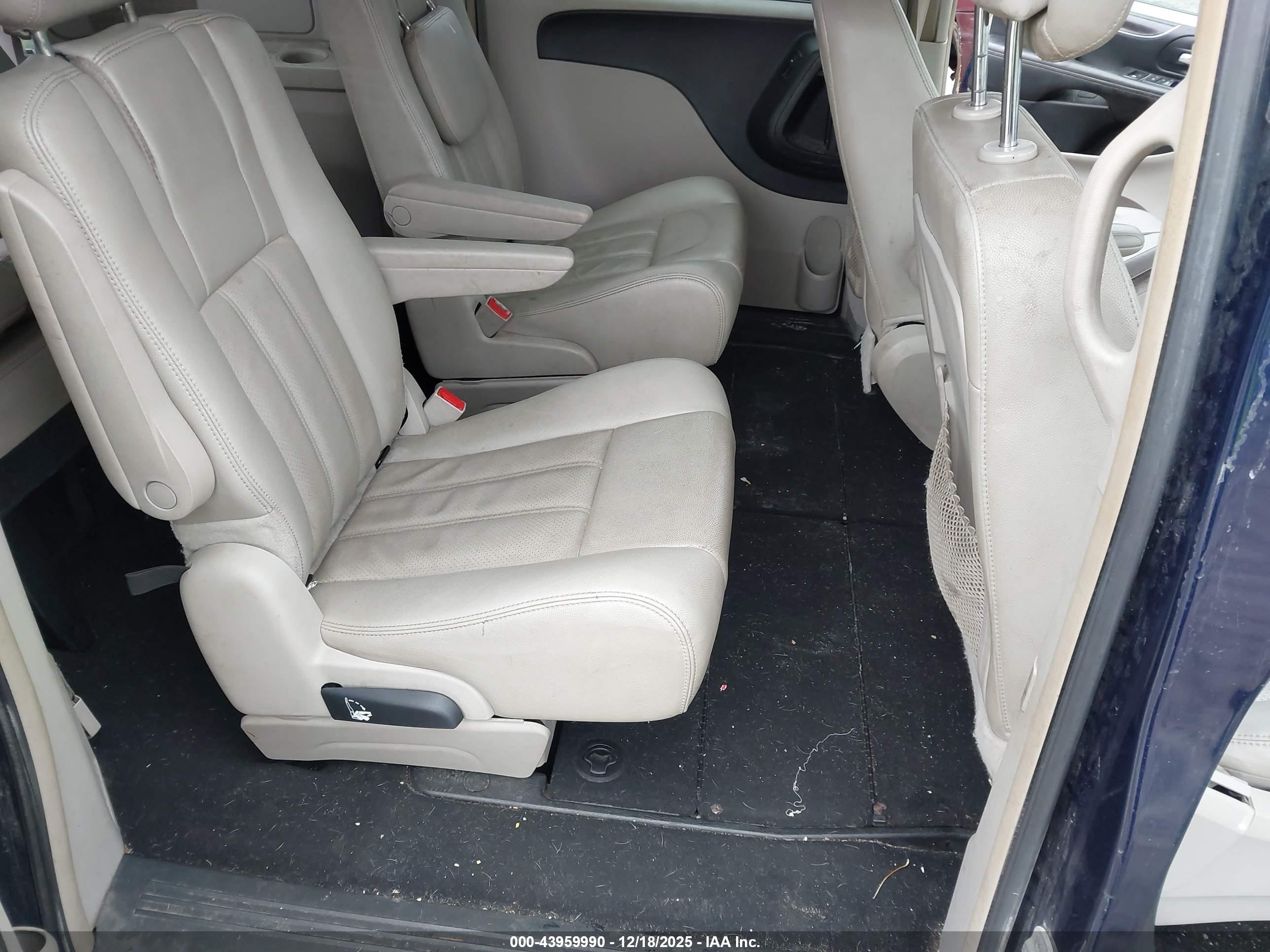 CHRYSLER TOWN image 8