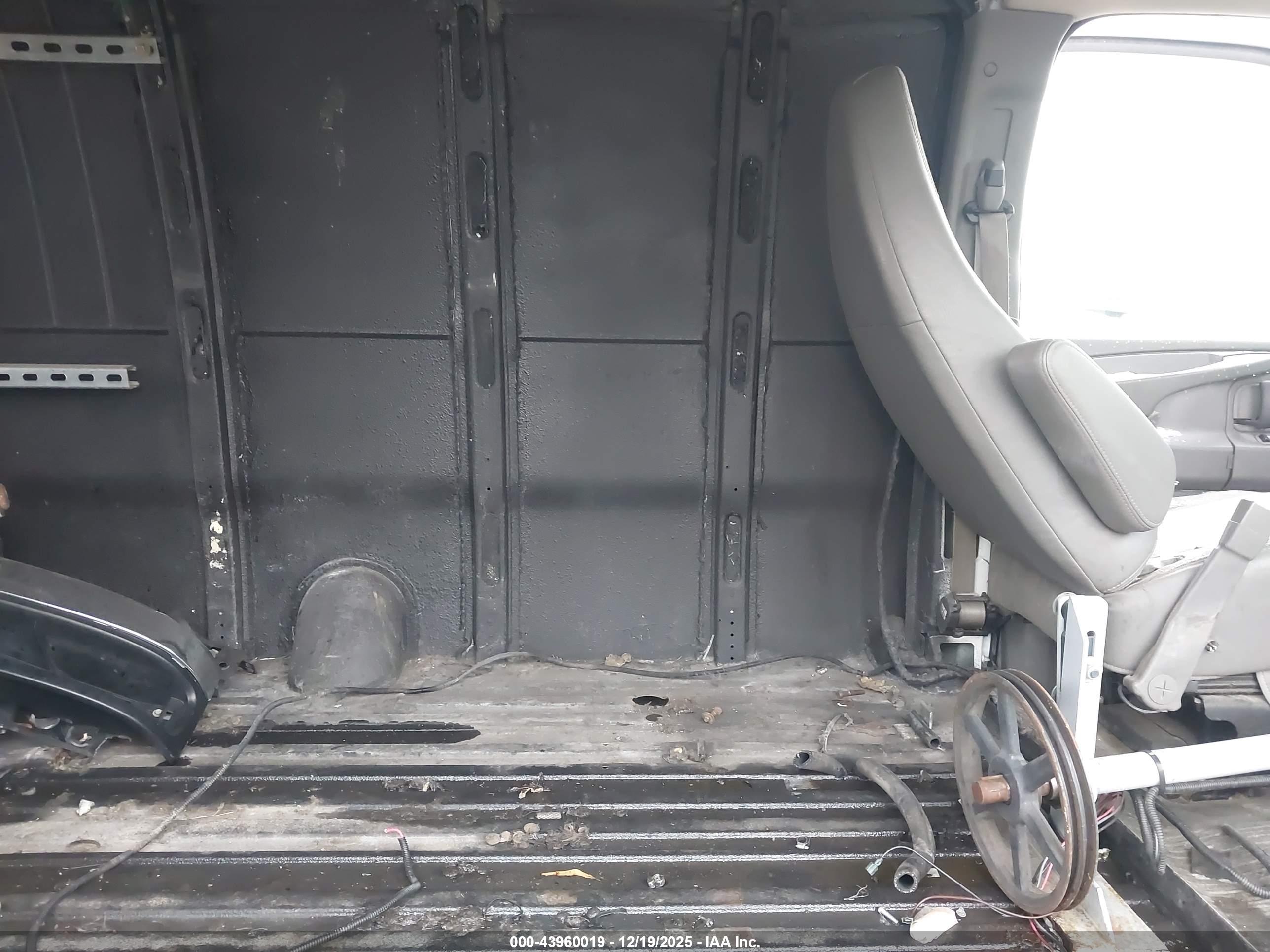 CHEVROLET EXPRESS image 8
