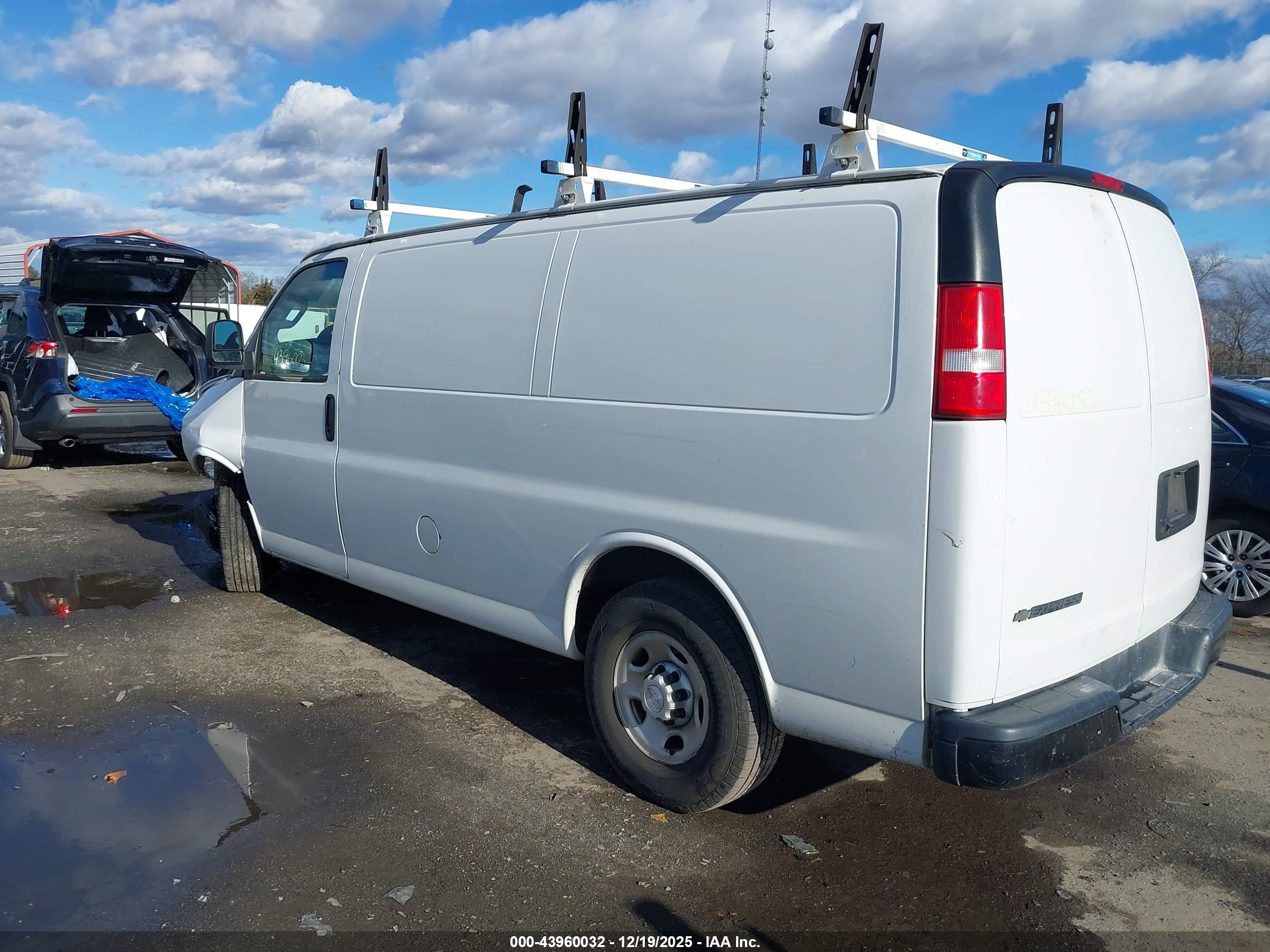 CHEVROLET EXPRESS image 3