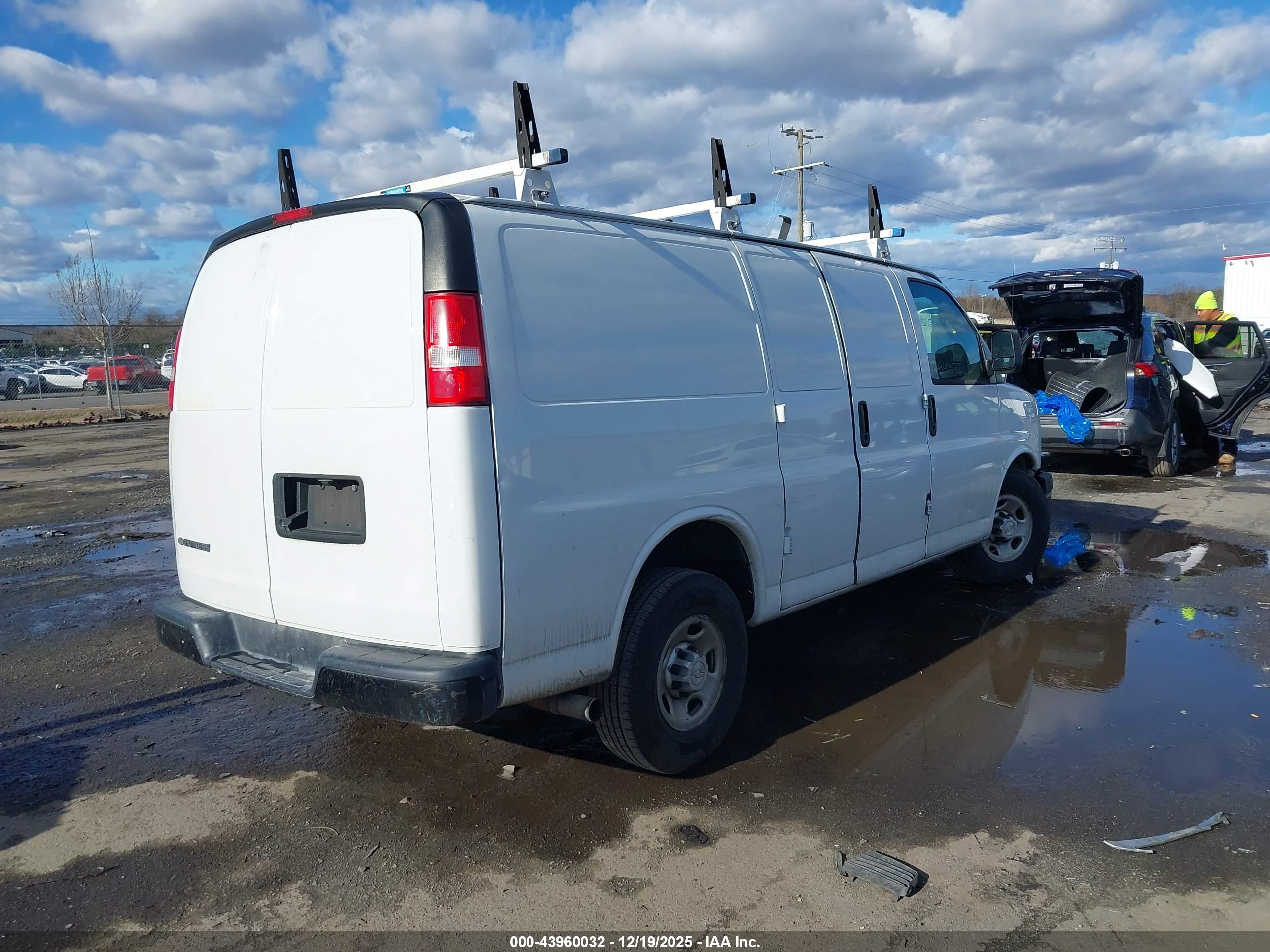 CHEVROLET EXPRESS image 4