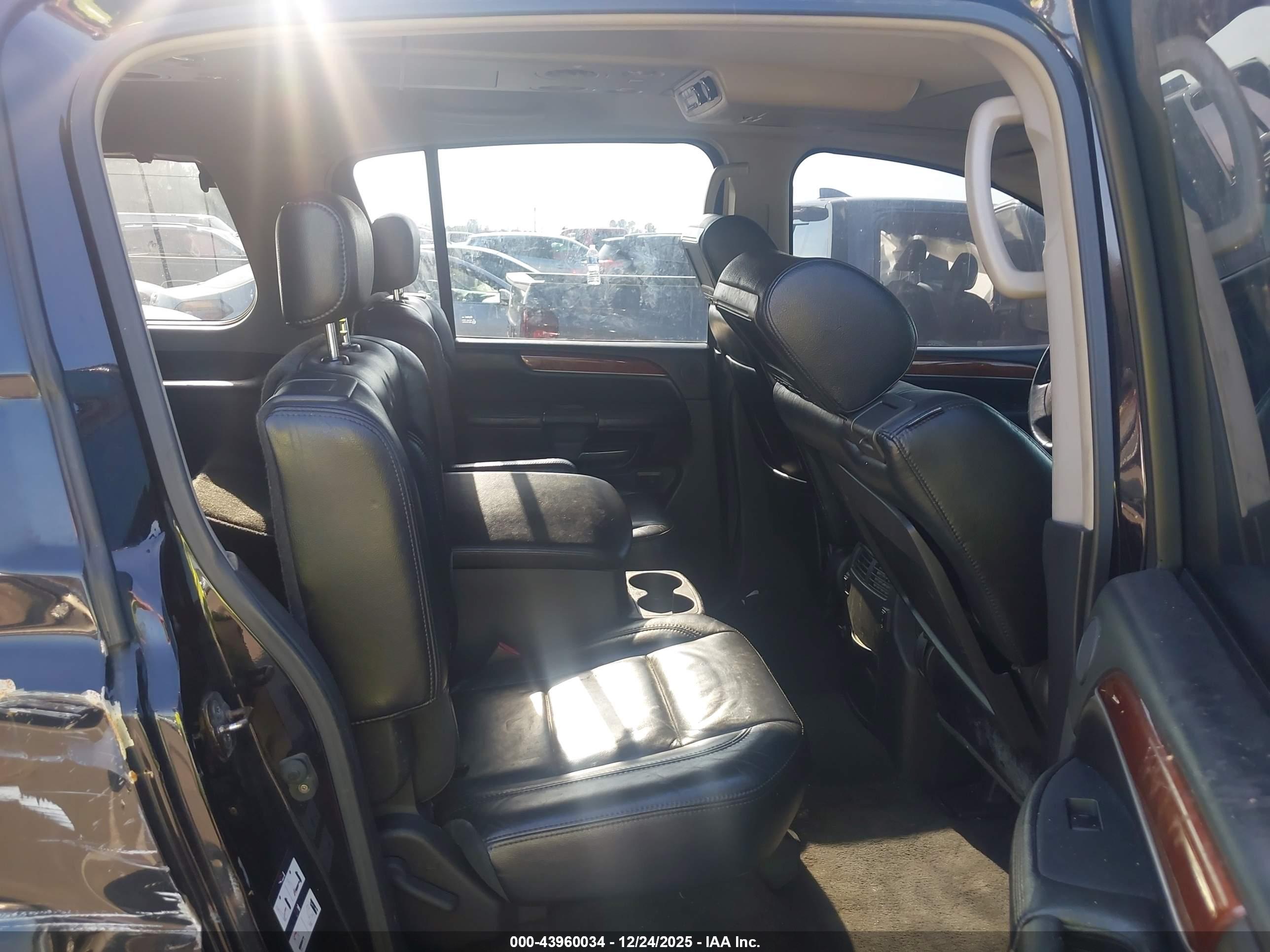 INFINITI QX56 image 8