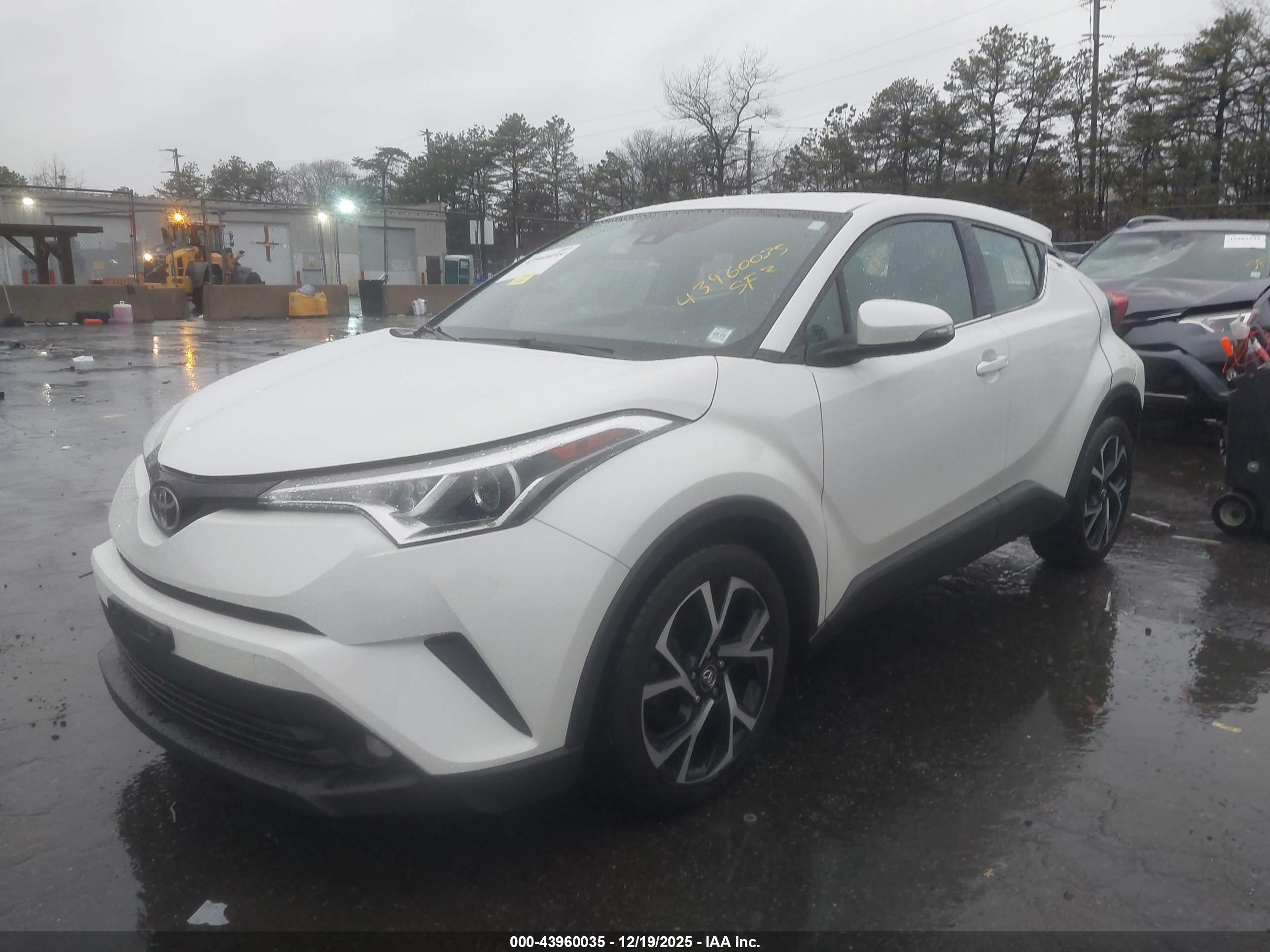 TOYOTA C-HR image 2