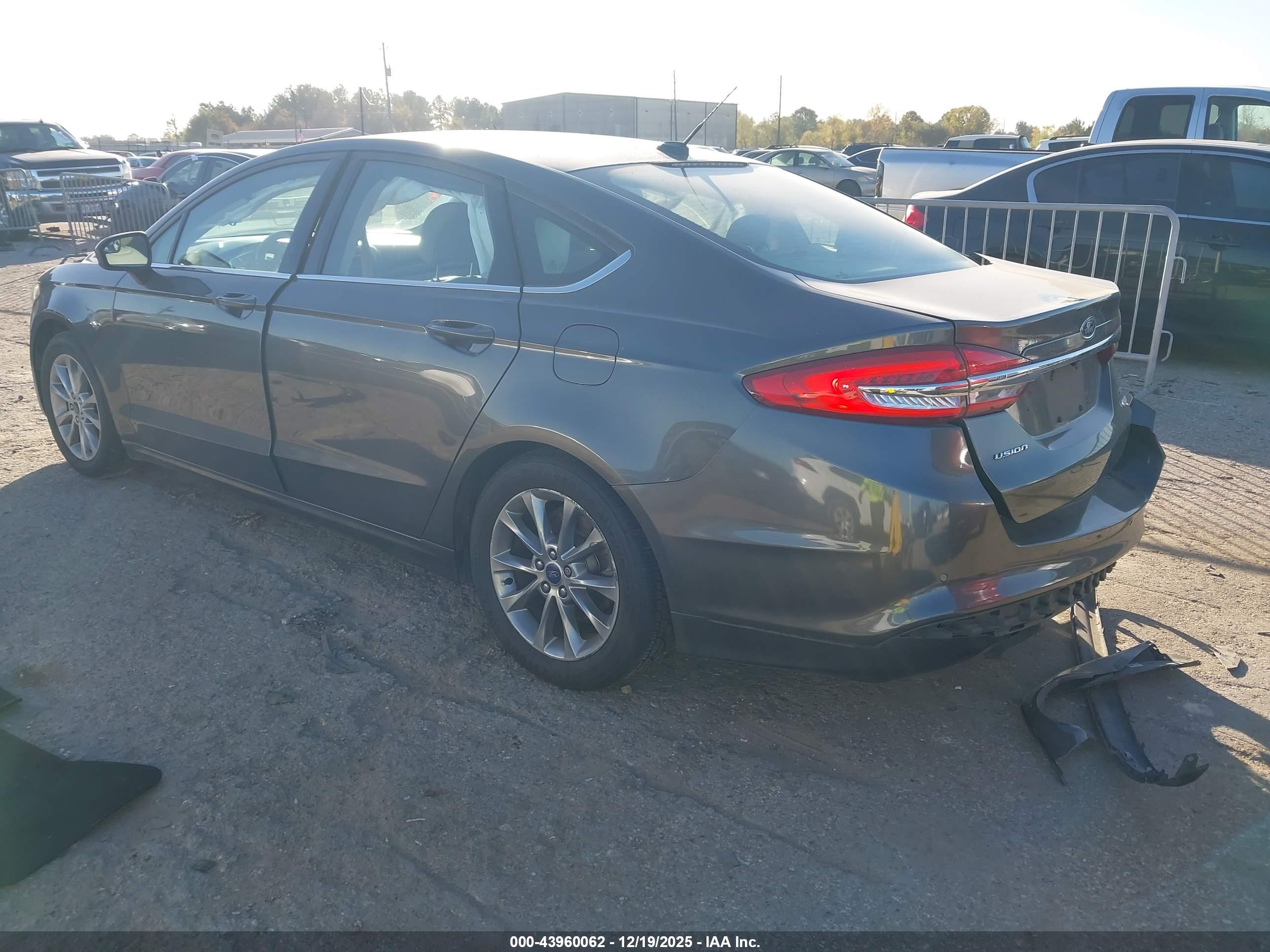 FORD FUSION image 3