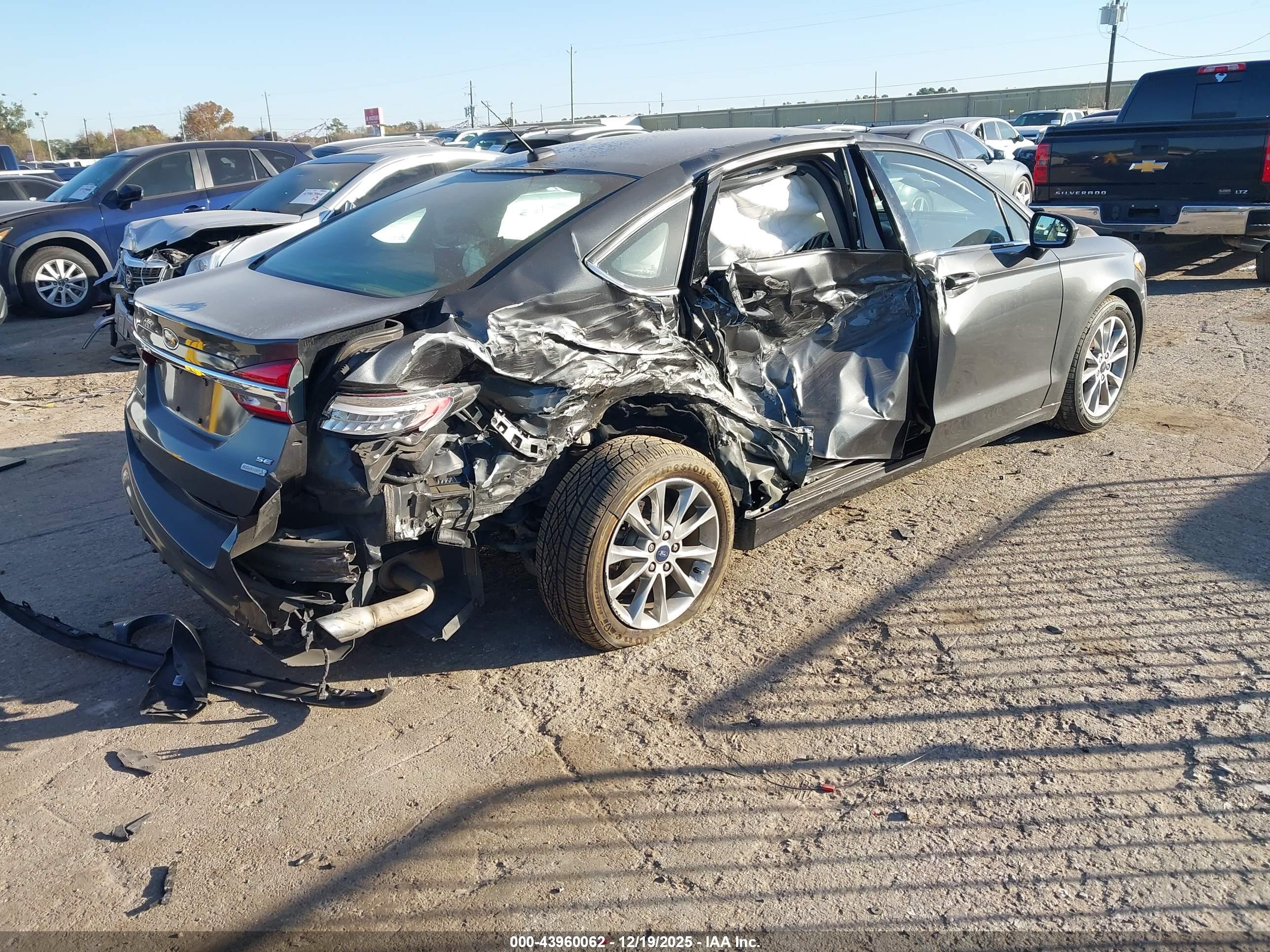 FORD FUSION image 4