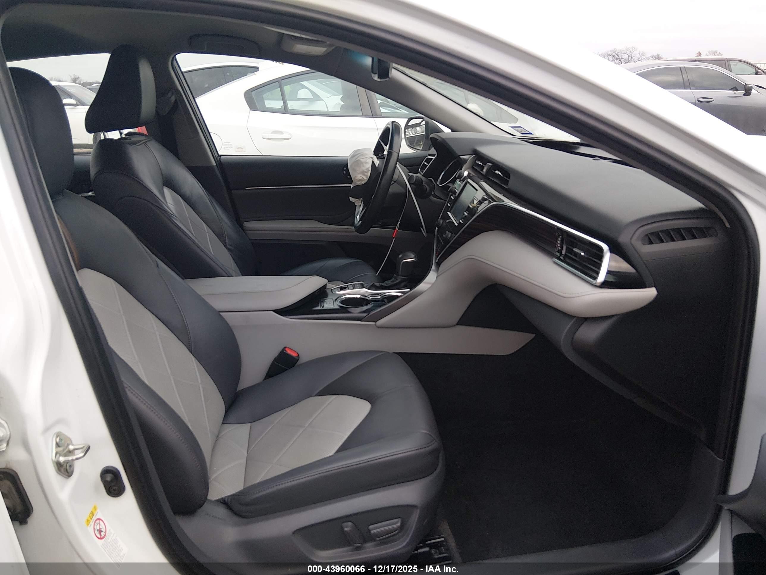 TOYOTA CAMRY image 5