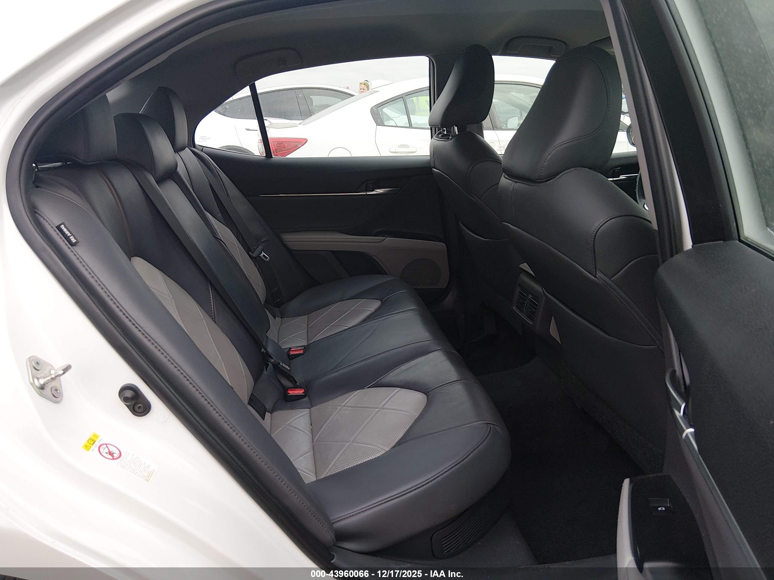 TOYOTA CAMRY image 8