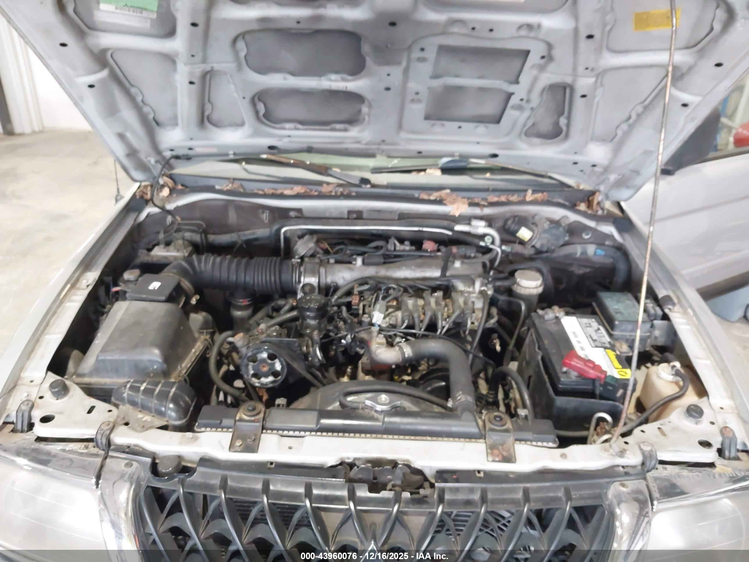 MITSUBISHI MONTERO image 10