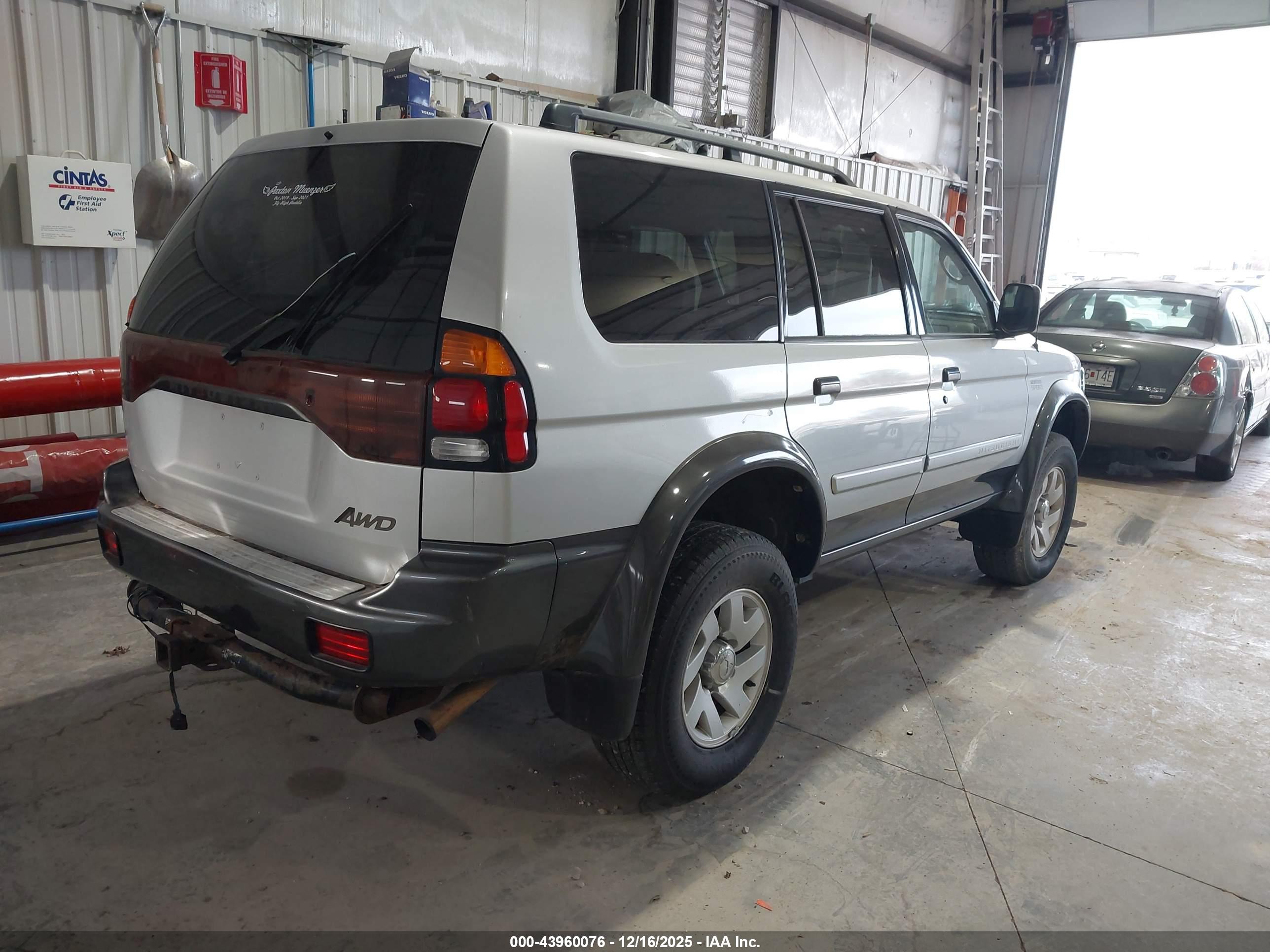 MITSUBISHI MONTERO image 4
