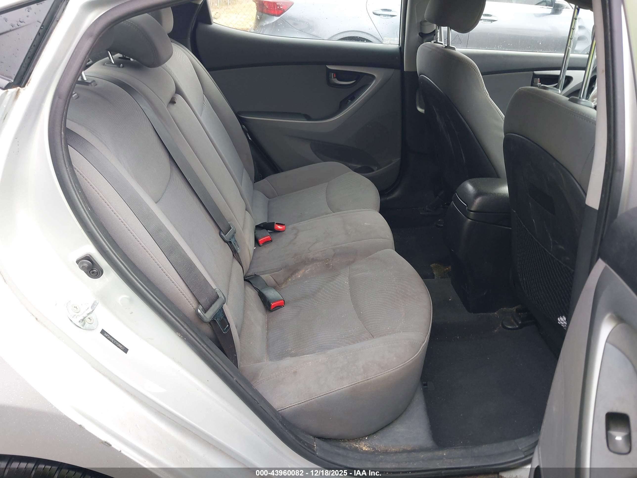 HYUNDAI ELANTRA image 8
