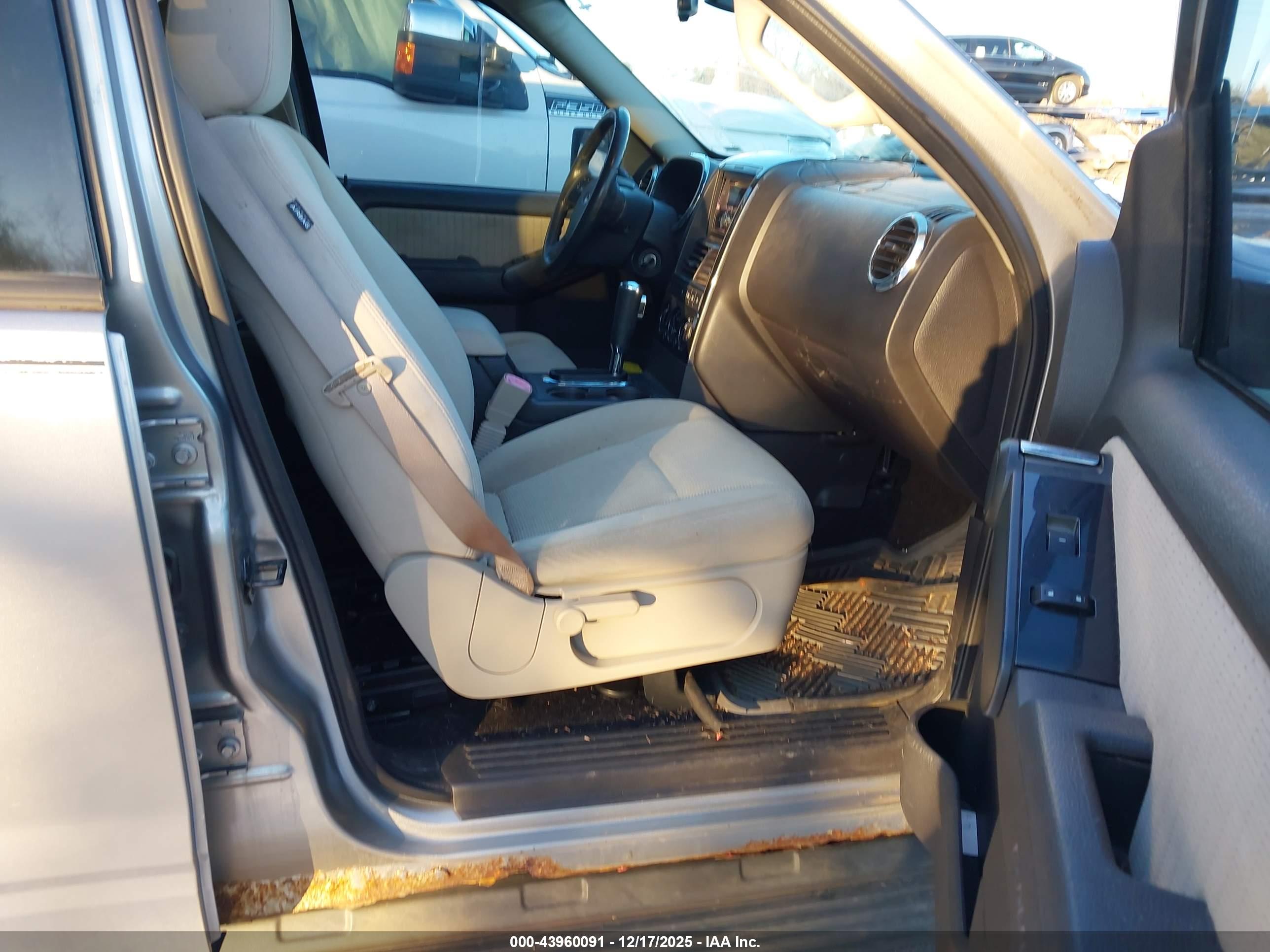 FORD EXPLORER image 5