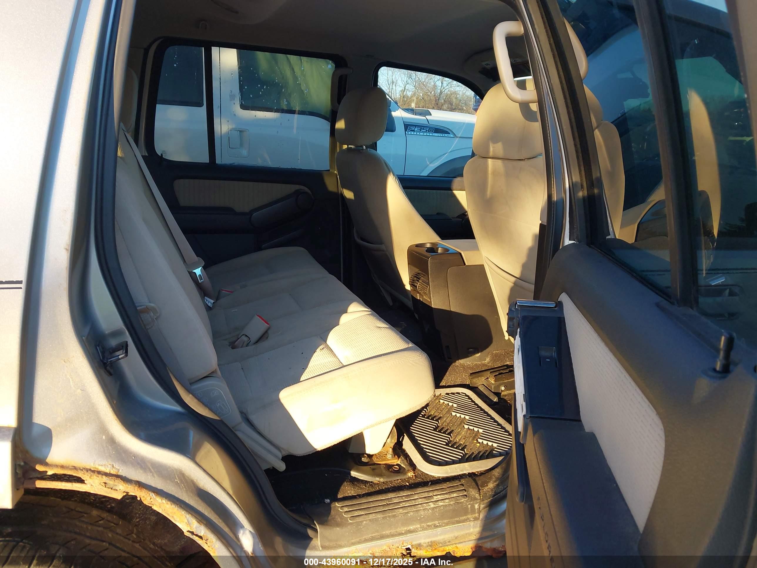 FORD EXPLORER image 8