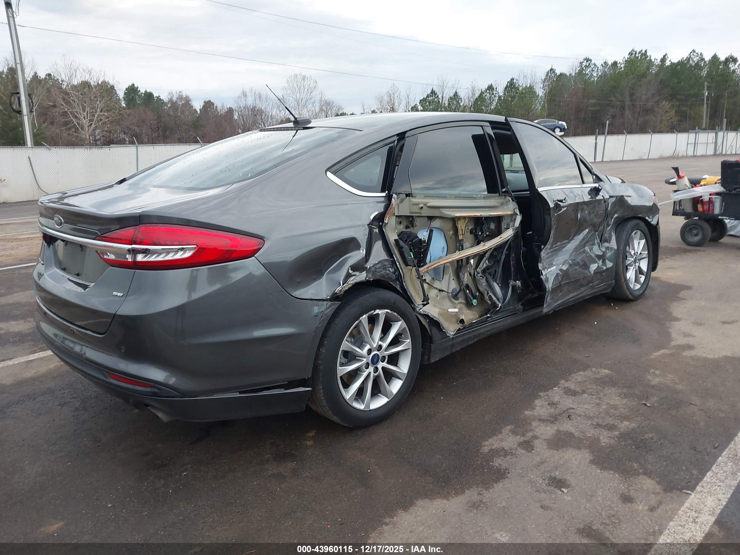 FORD FUSION image 4