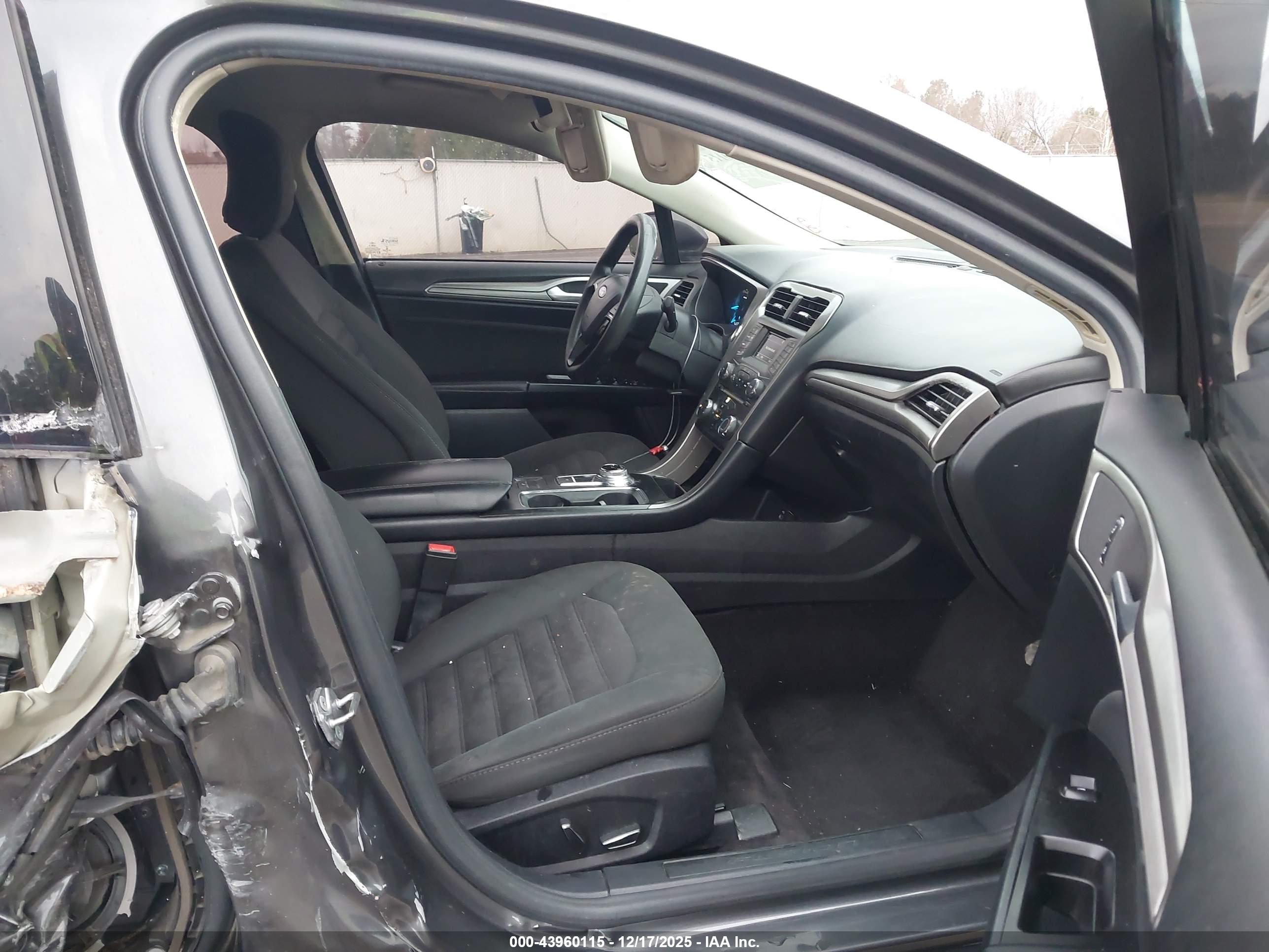 FORD FUSION image 5