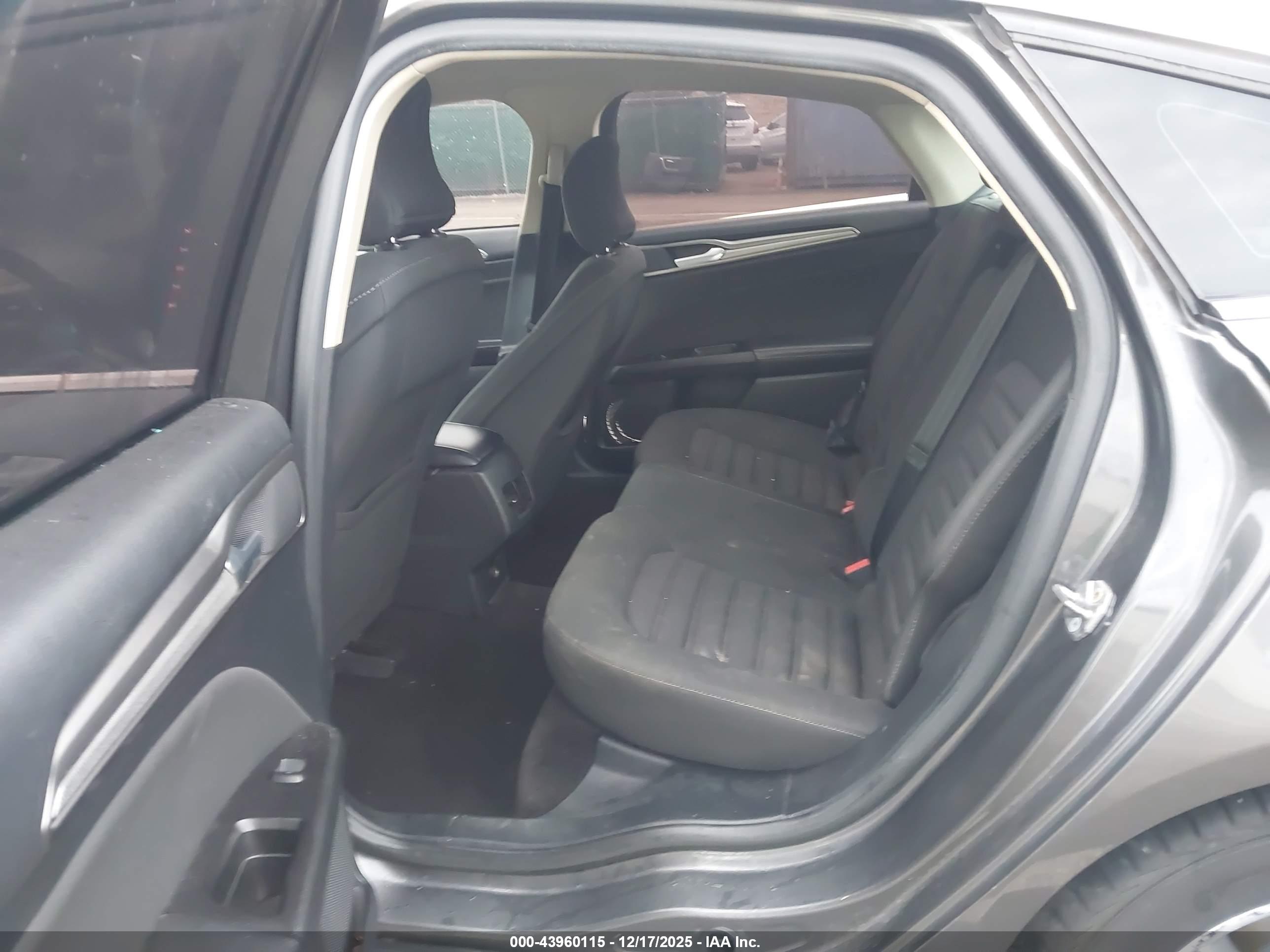 FORD FUSION image 8