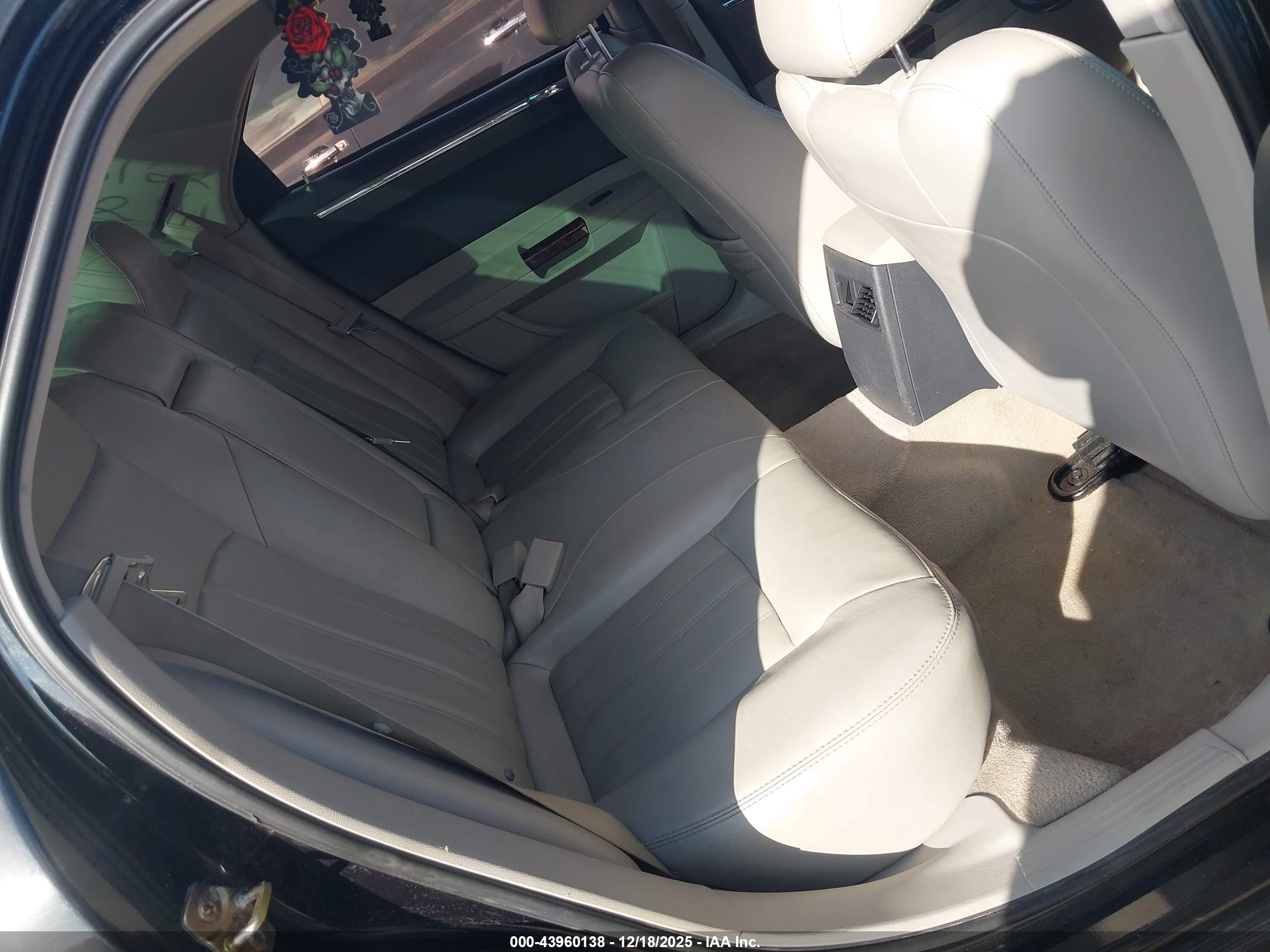 CHRYSLER 300C image 8