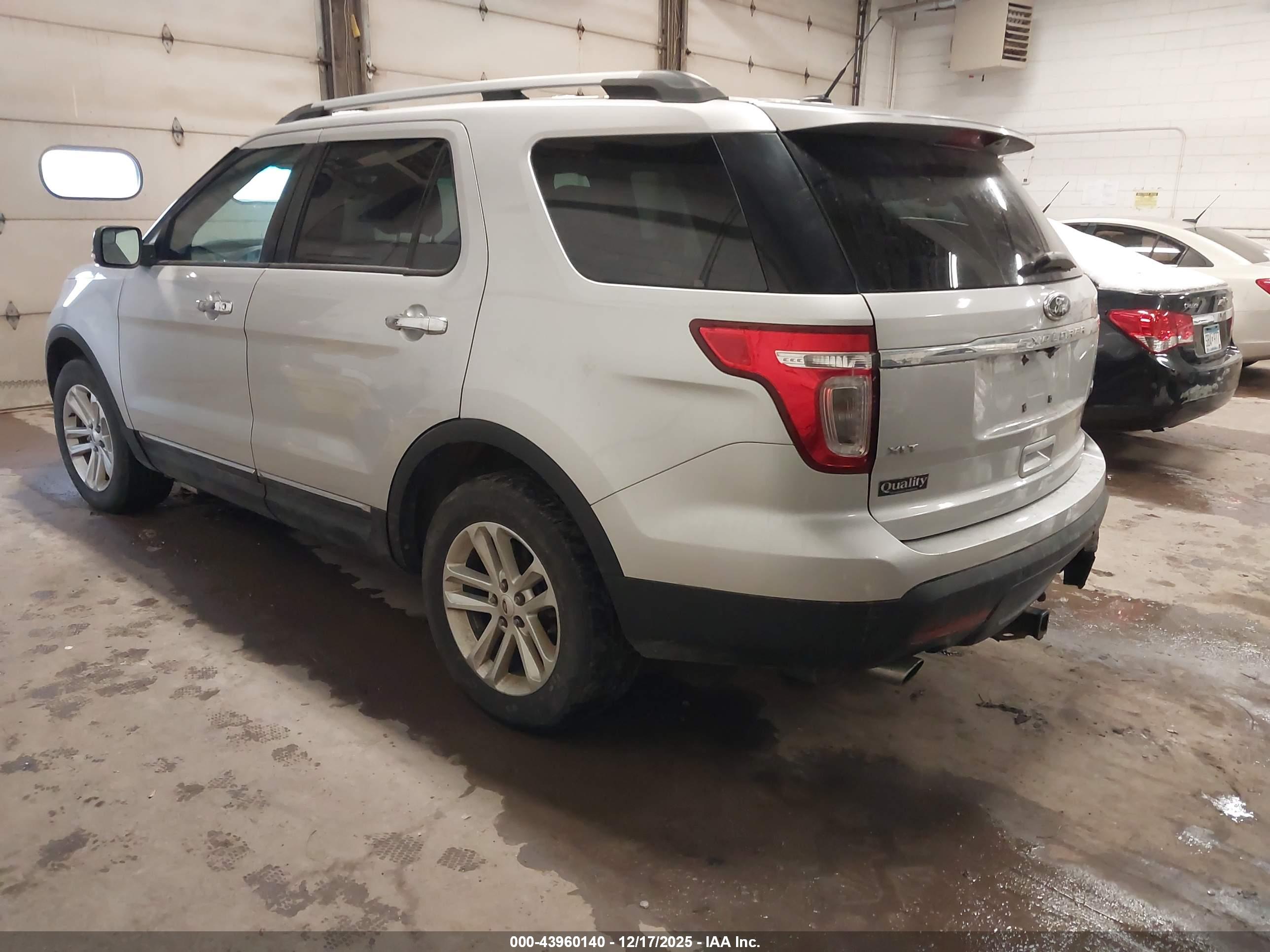FORD EXPLORER image 3
