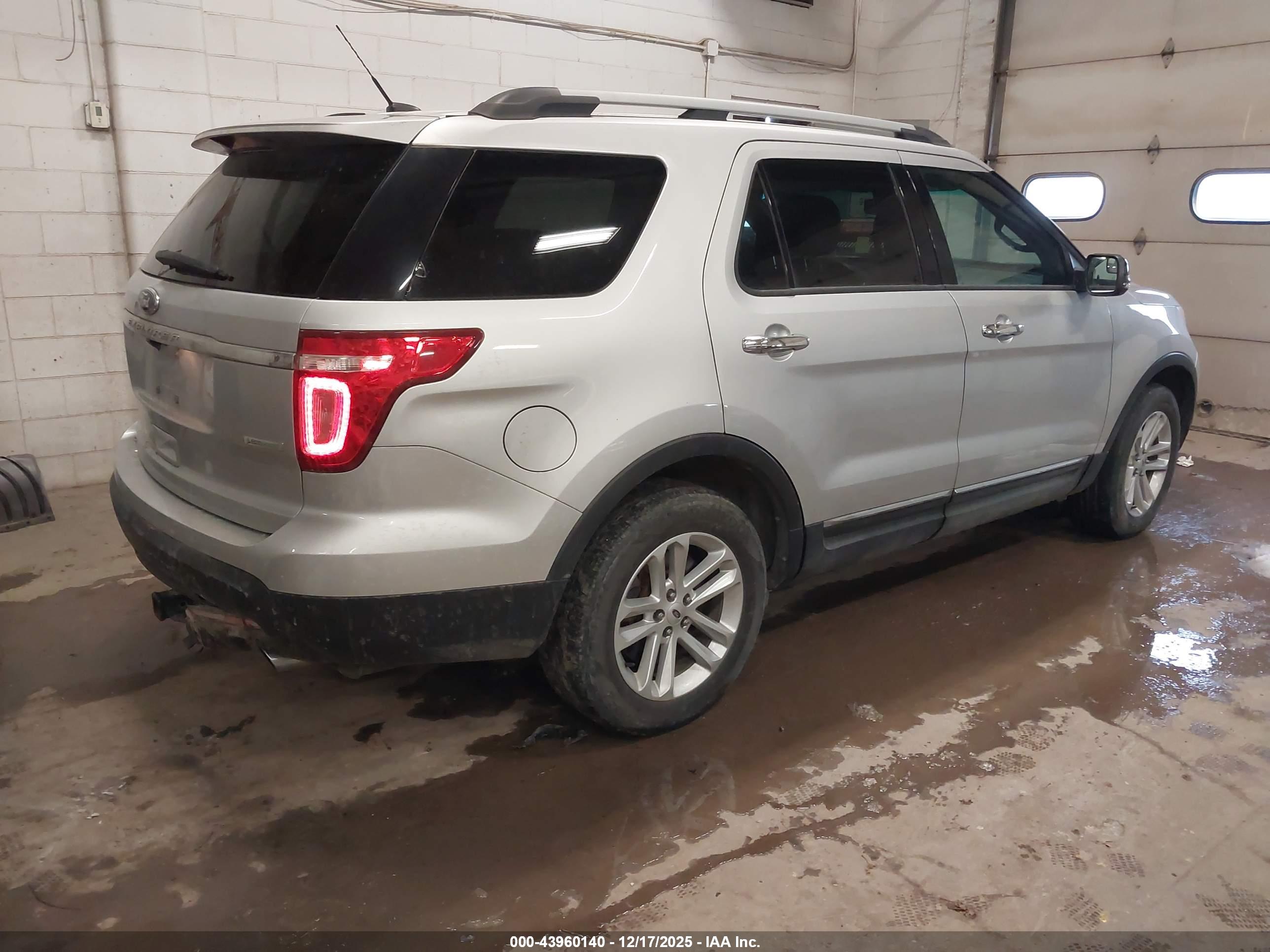 FORD EXPLORER image 4