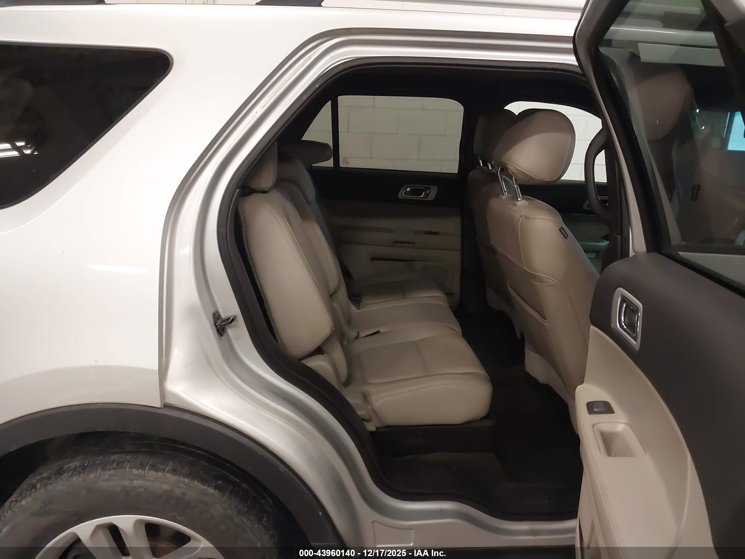 FORD EXPLORER image 8