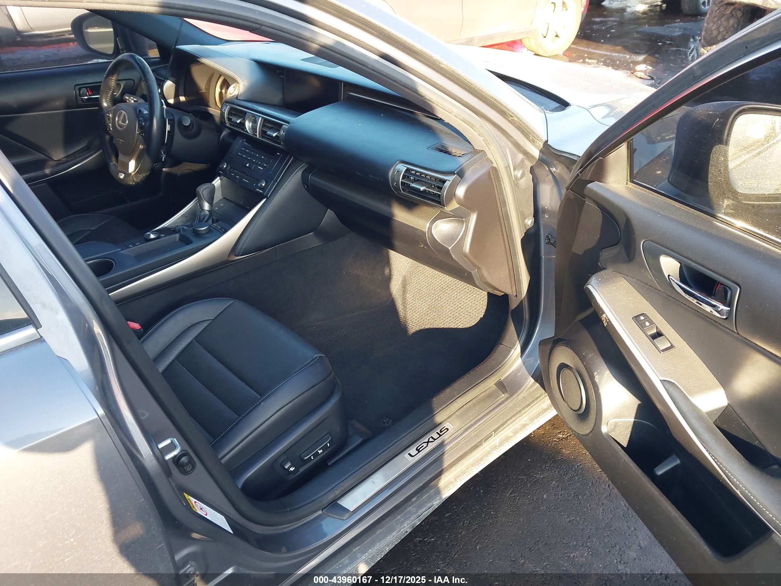 LEXUS IS image 5