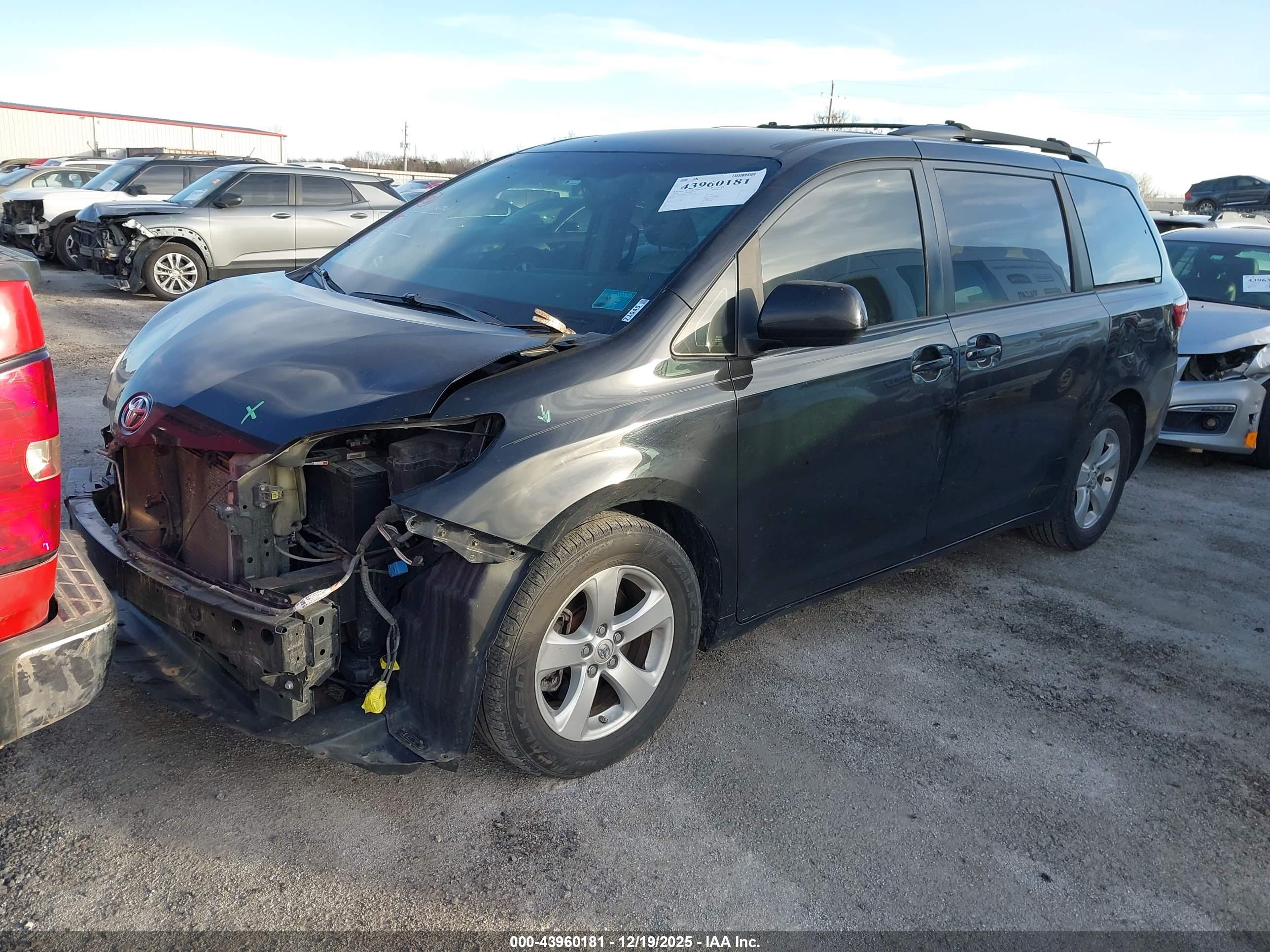 TOYOTA SIENNA image 2