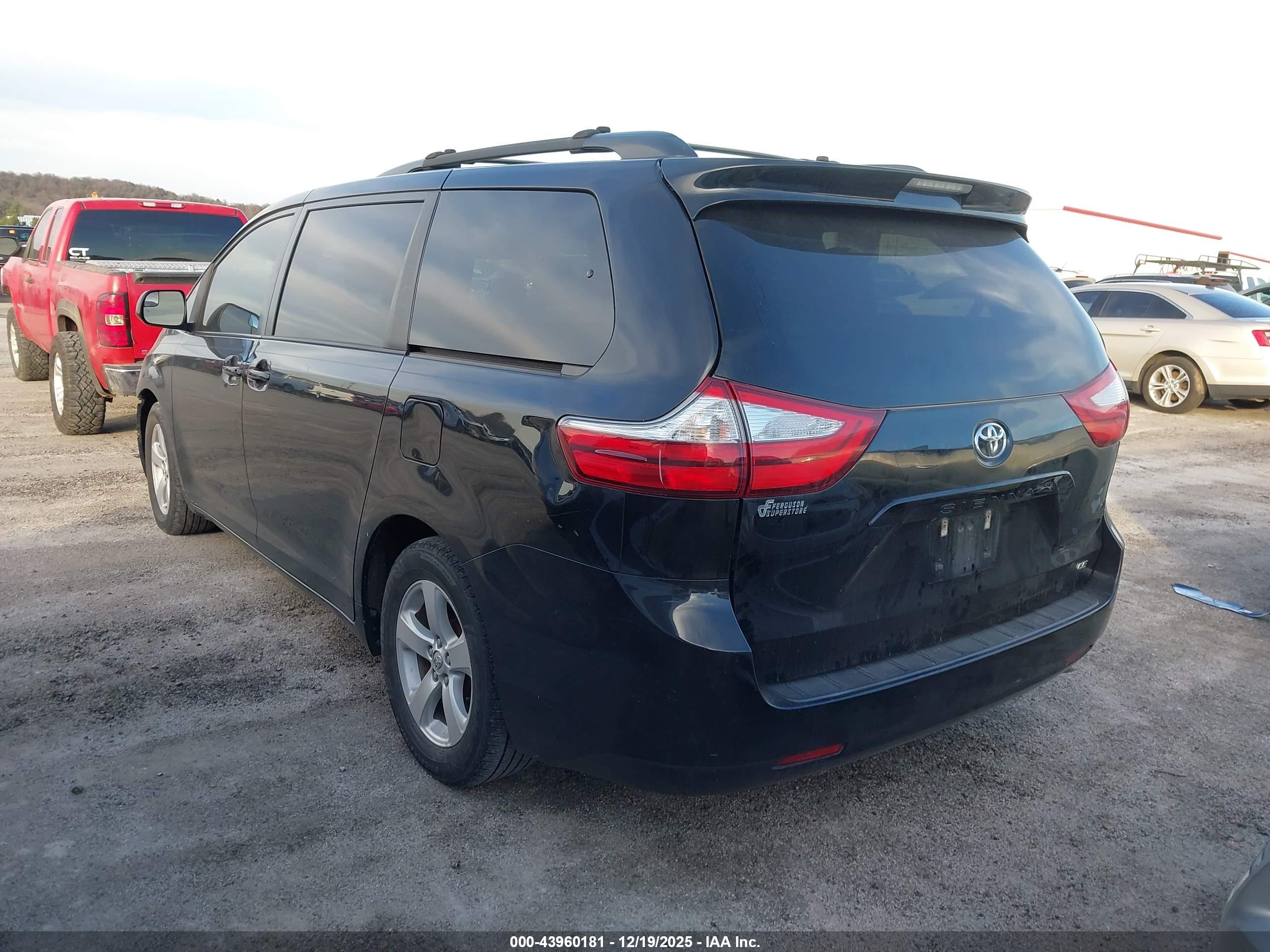 TOYOTA SIENNA image 3
