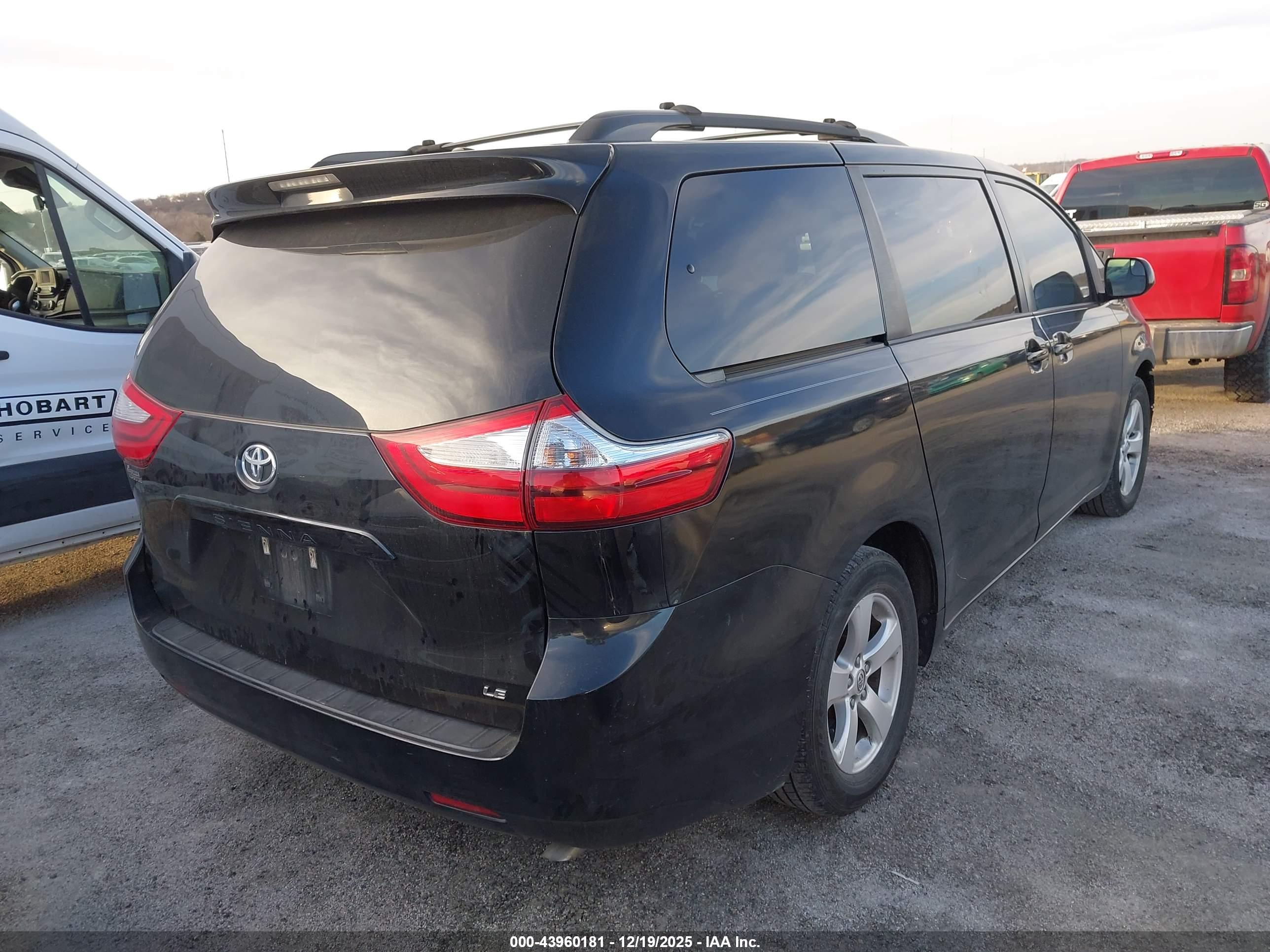 TOYOTA SIENNA image 4
