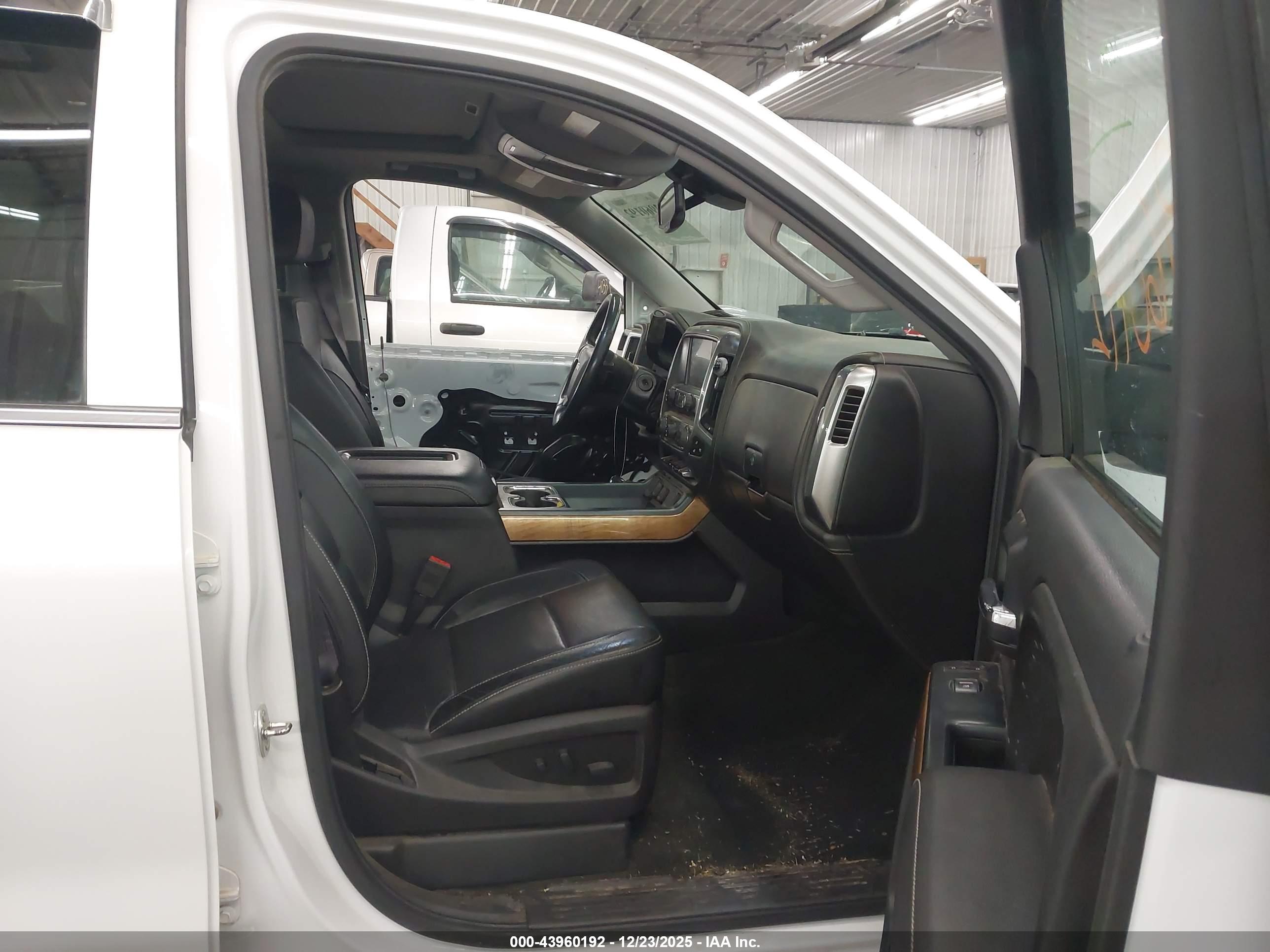 CHEVROLET SILVERADO image 5
