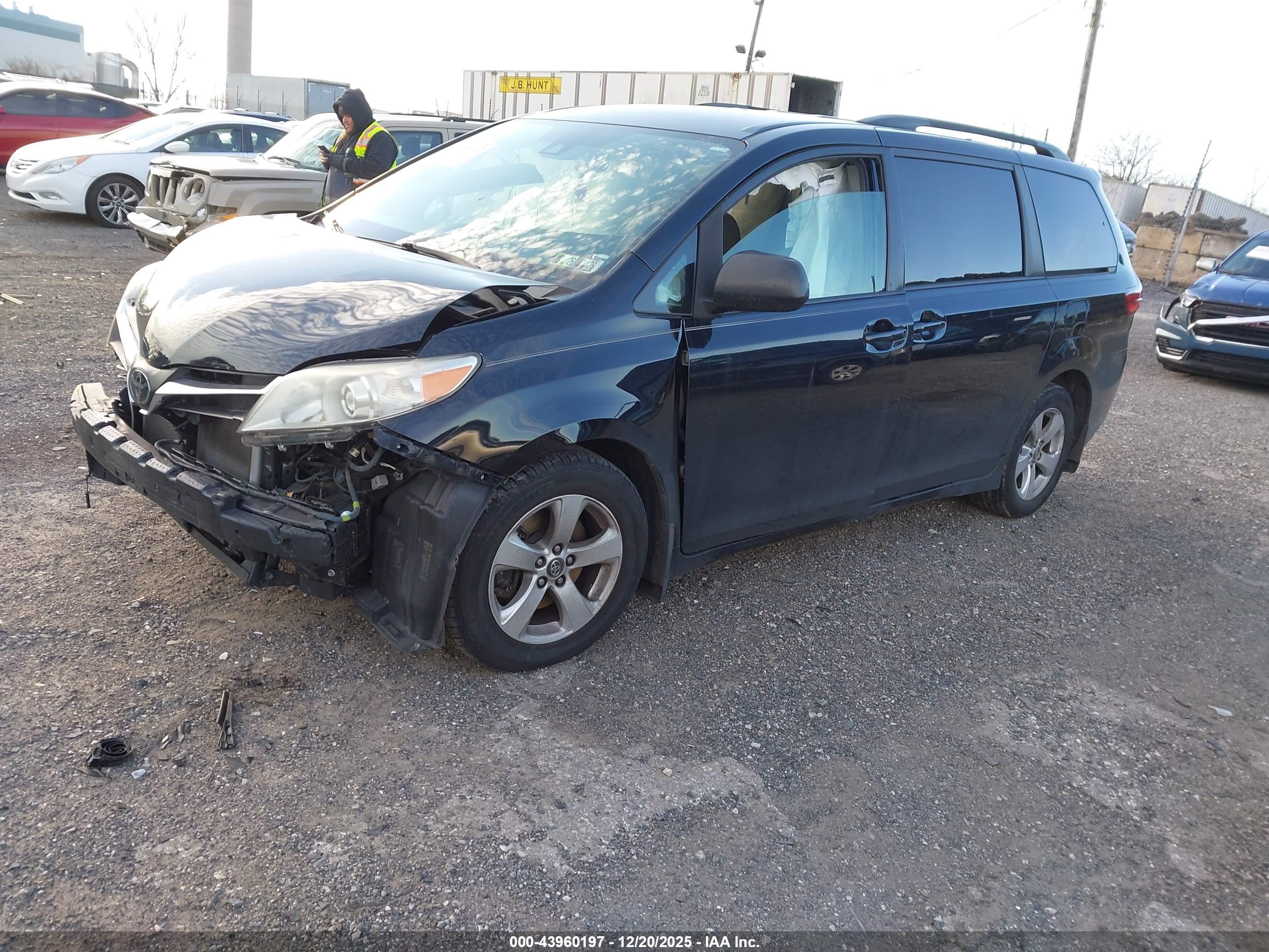 TOYOTA SIENNA image 2