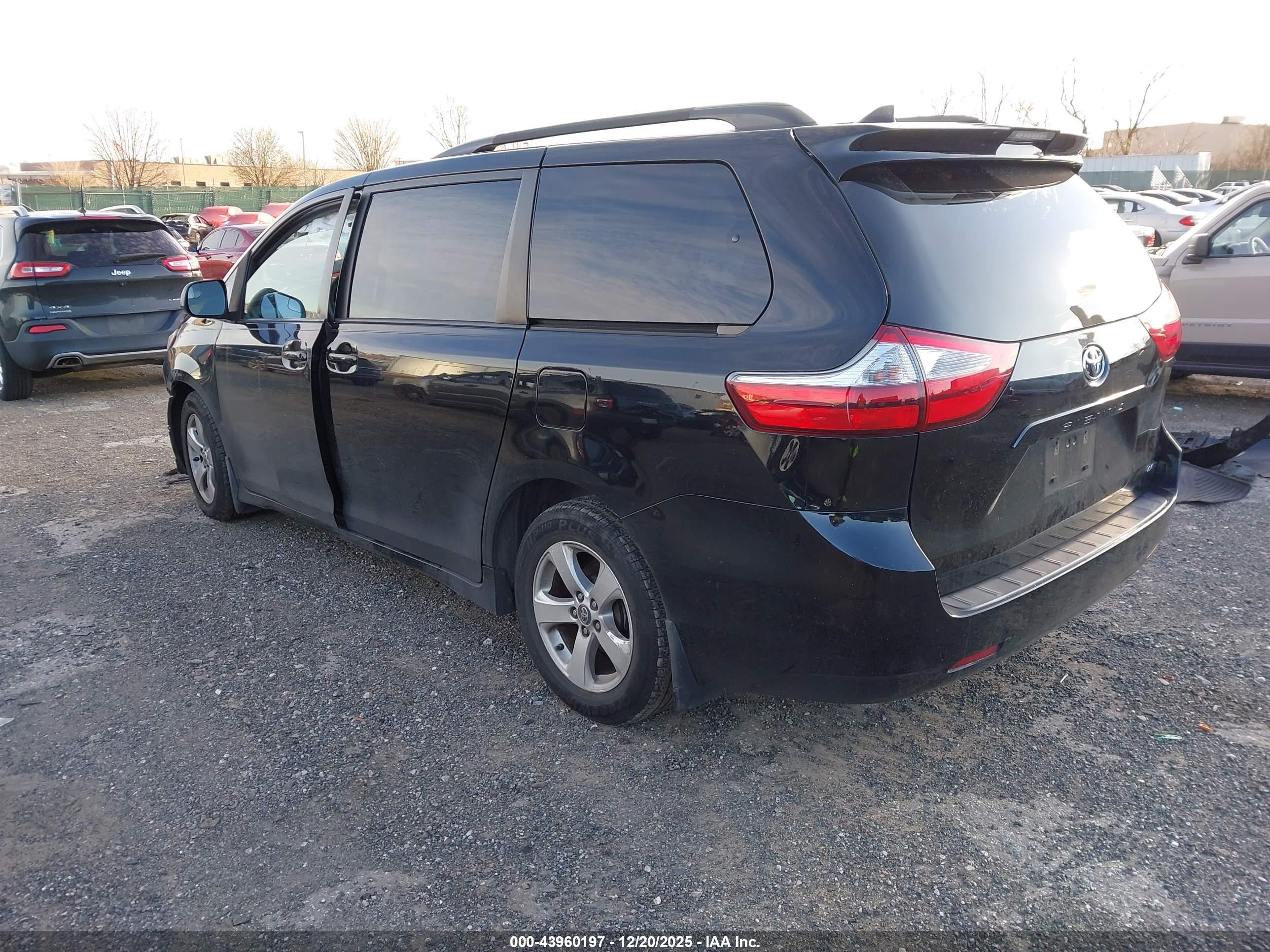 TOYOTA SIENNA image 3