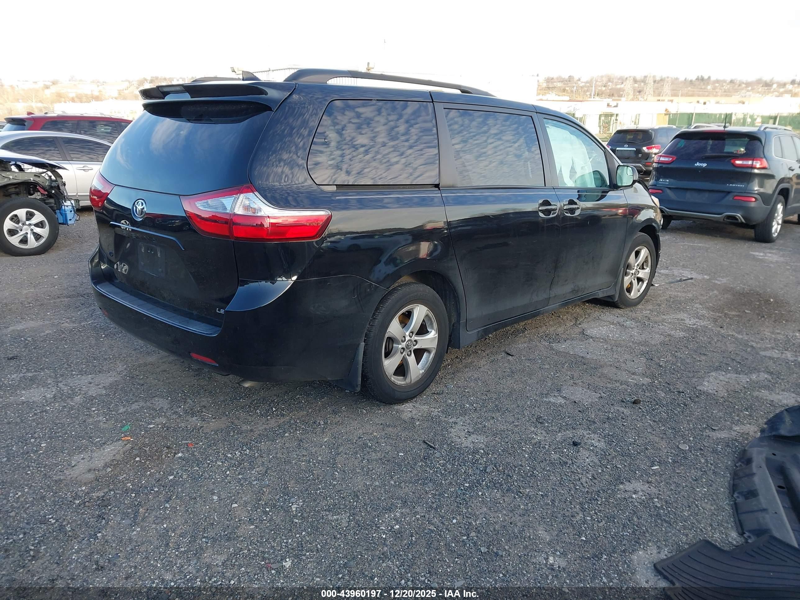 TOYOTA SIENNA image 4
