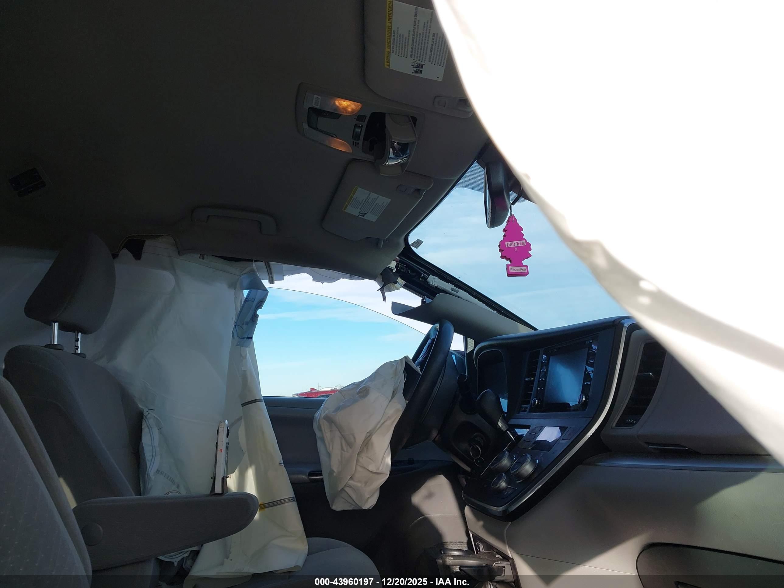 TOYOTA SIENNA image 5