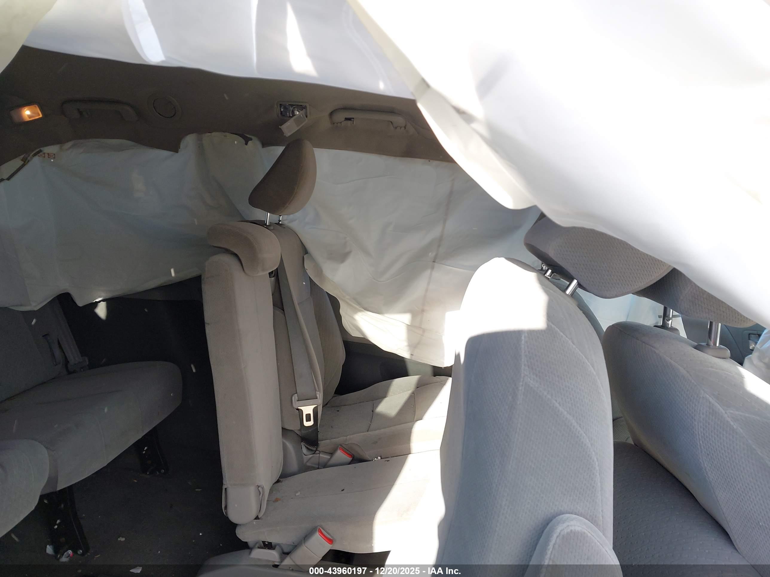TOYOTA SIENNA image 8