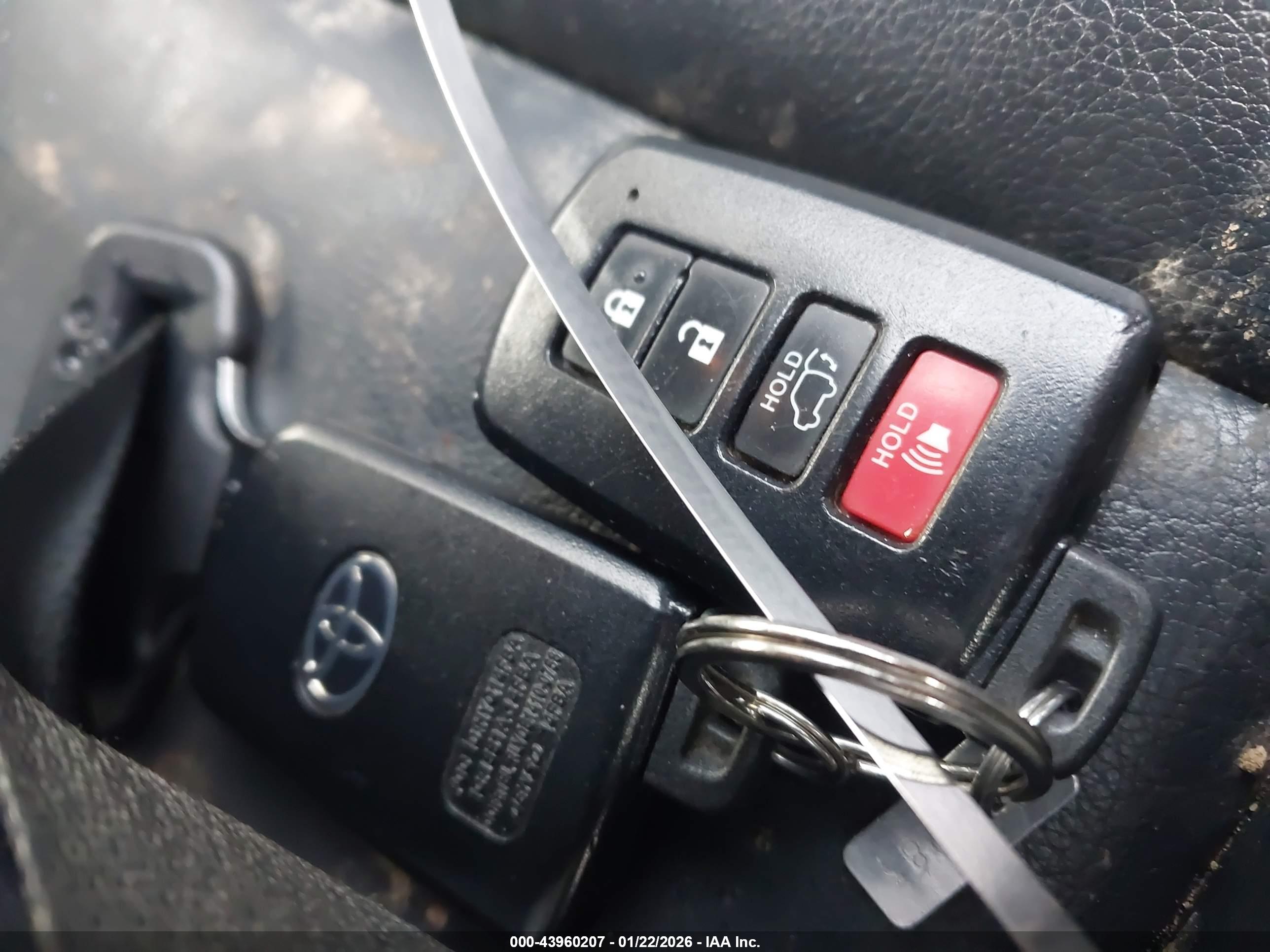 TOYOTA RAV4 image 11