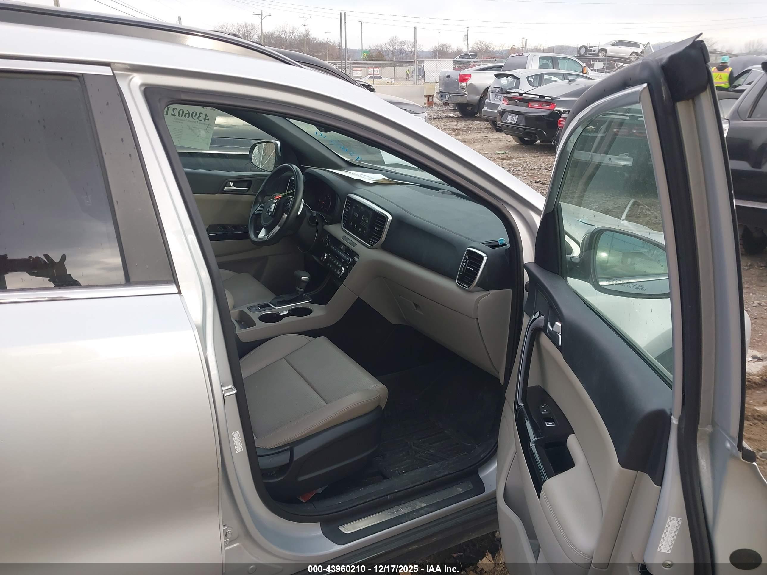 KIA SPORTAGE image 5