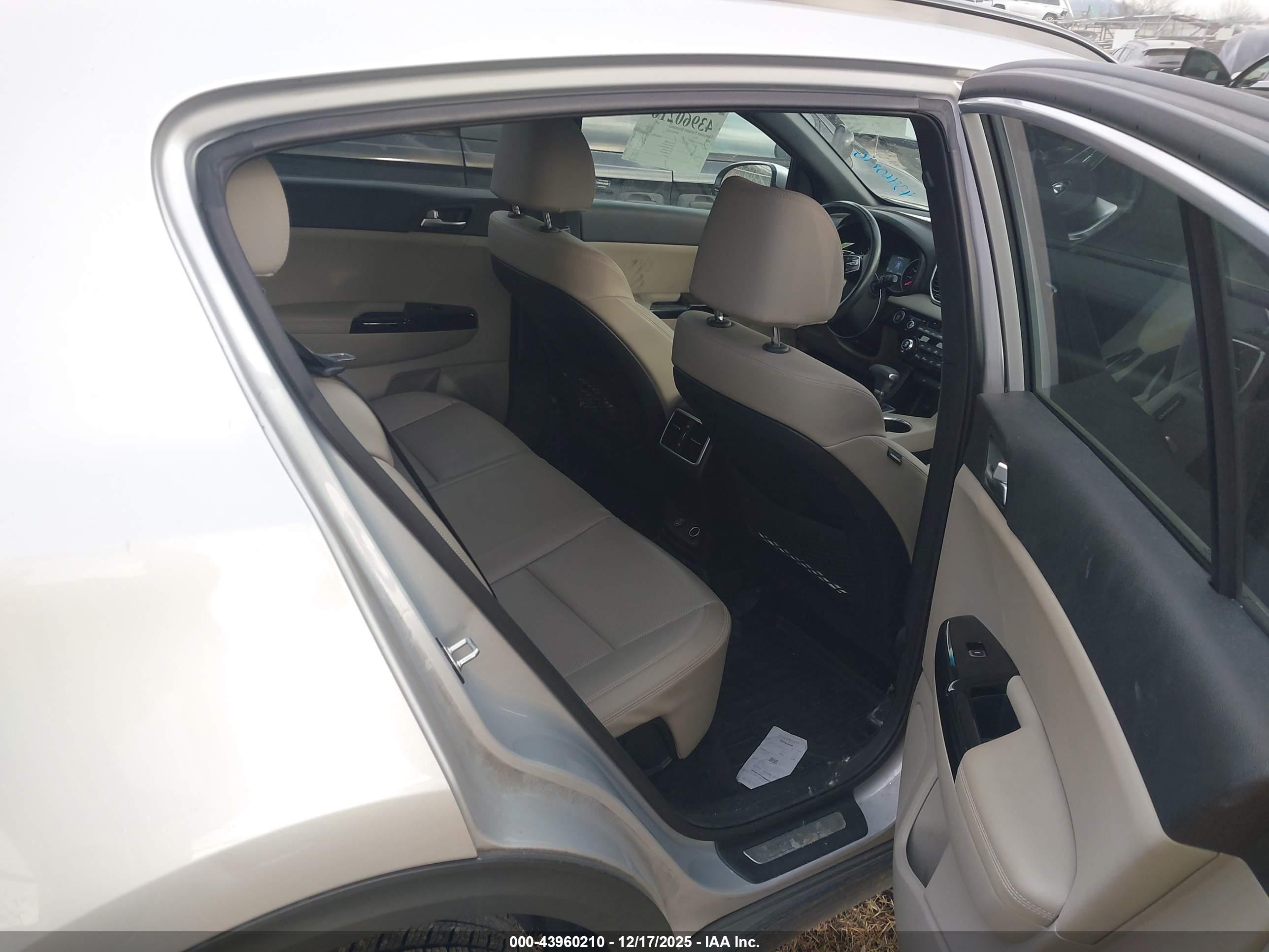 KIA SPORTAGE image 8