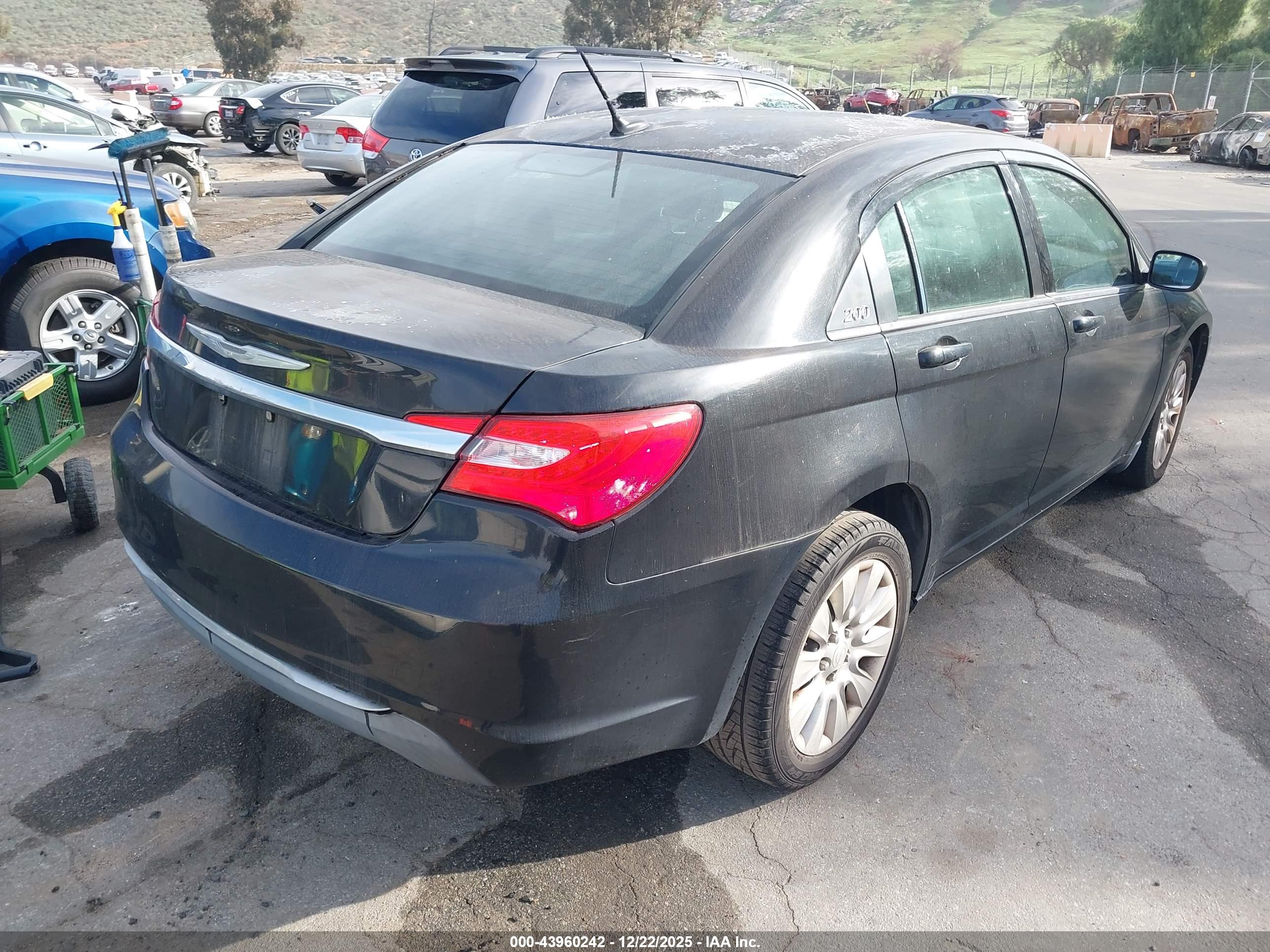 CHRYSLER 200 image 4